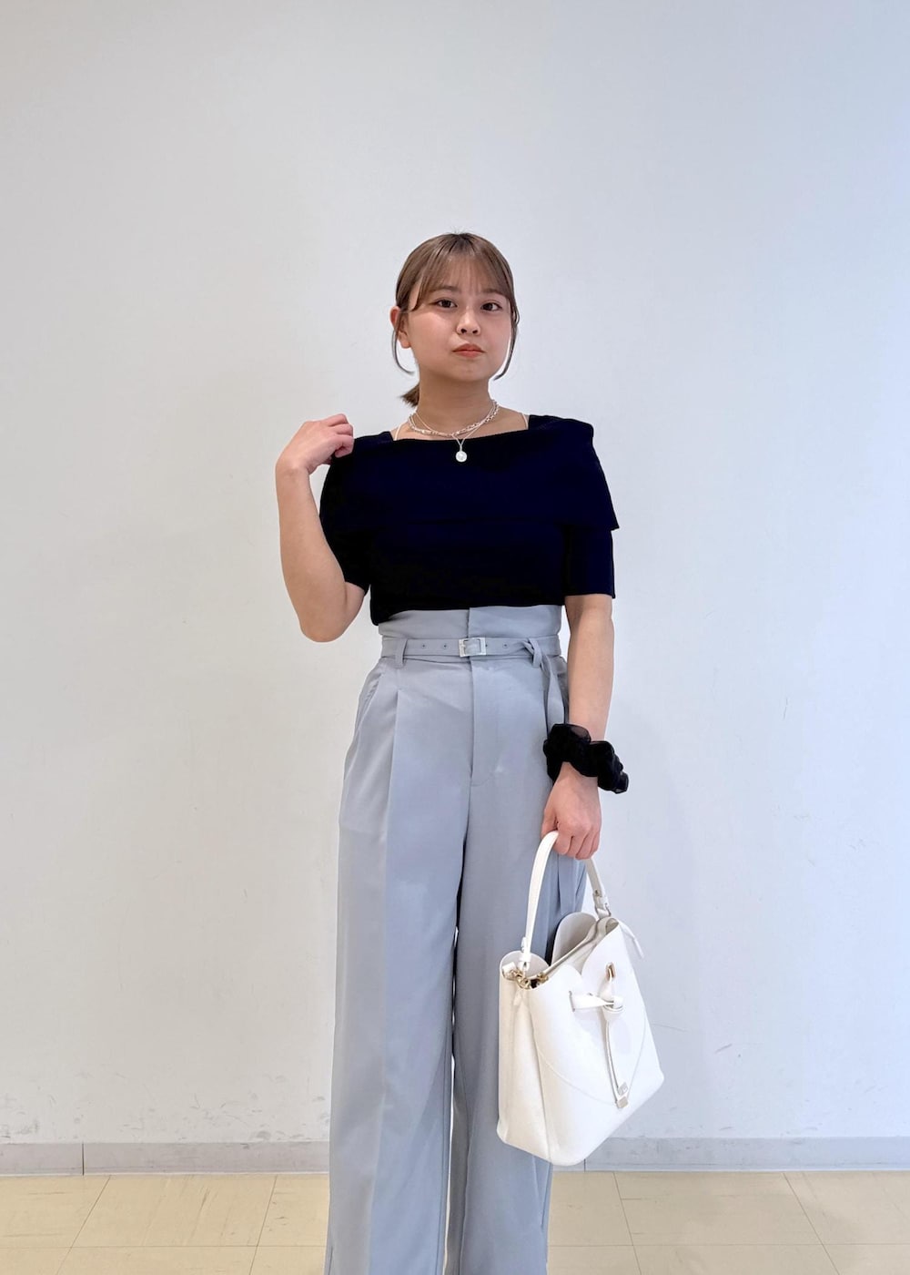 「初夏コーデ、夏コーデ、お仕事コーデ、デートコーデ、お出かけコーデ、旅行コーデ、大人カジュアル、パンツスタイル、きれいめコーデ、VIS、ストレート、イエベ秋、混合、低身長、トップス」｜「VISの【累計10,000点突破】【2WAY】ハートカットバッグ（ショルダーバッグ、ホワイト系）」を使った、コウさん（レディース・153cm）の春コーディネートの8枚目の写真