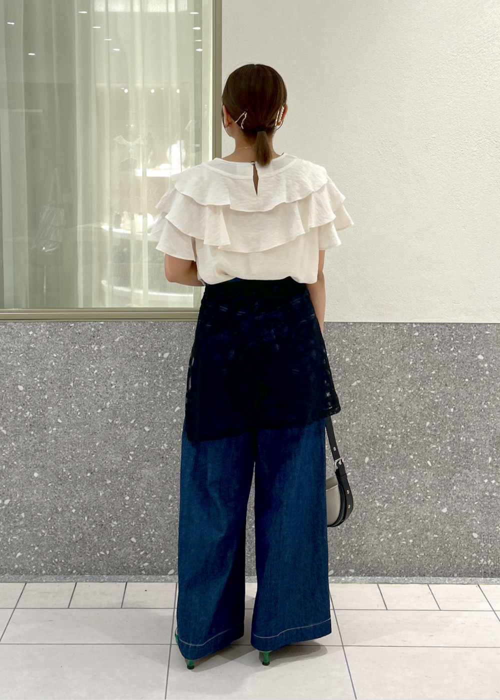 「デニム、ワイドパンツ、フリル、ブラウス、ヒール、グリーン、ホワイト、ブラック、VIS、フェス、BBQ、23SS春夏の新作、低身長、骨格ストレート、イエベ」｜「Juzeのストラップヒールサンダル（サンダル、グリーン系）」を使った、コウさん（レディース・153cm）の夏コーディネートの3枚目の写真