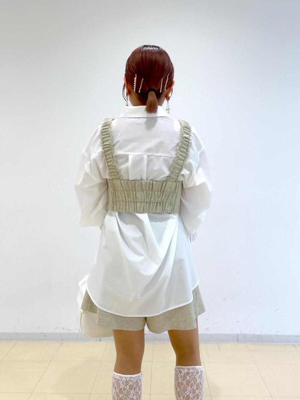 「初春コーデ、春コーデ、デートコーデ、お出かけコーデ、レイヤード、パンツスタイル、VIS、ストレート、イエベ秋、混合、低身長、トップス、シャツ/ブラウス、ベスト、パンツ」｜「VISの【洗える】プリーツスリーブフレアーシャツ（シャツ/ブラウス、ホワイト系）」を使った、コウさん（レディース・153cm）の春コーディネートの7枚目の写真
