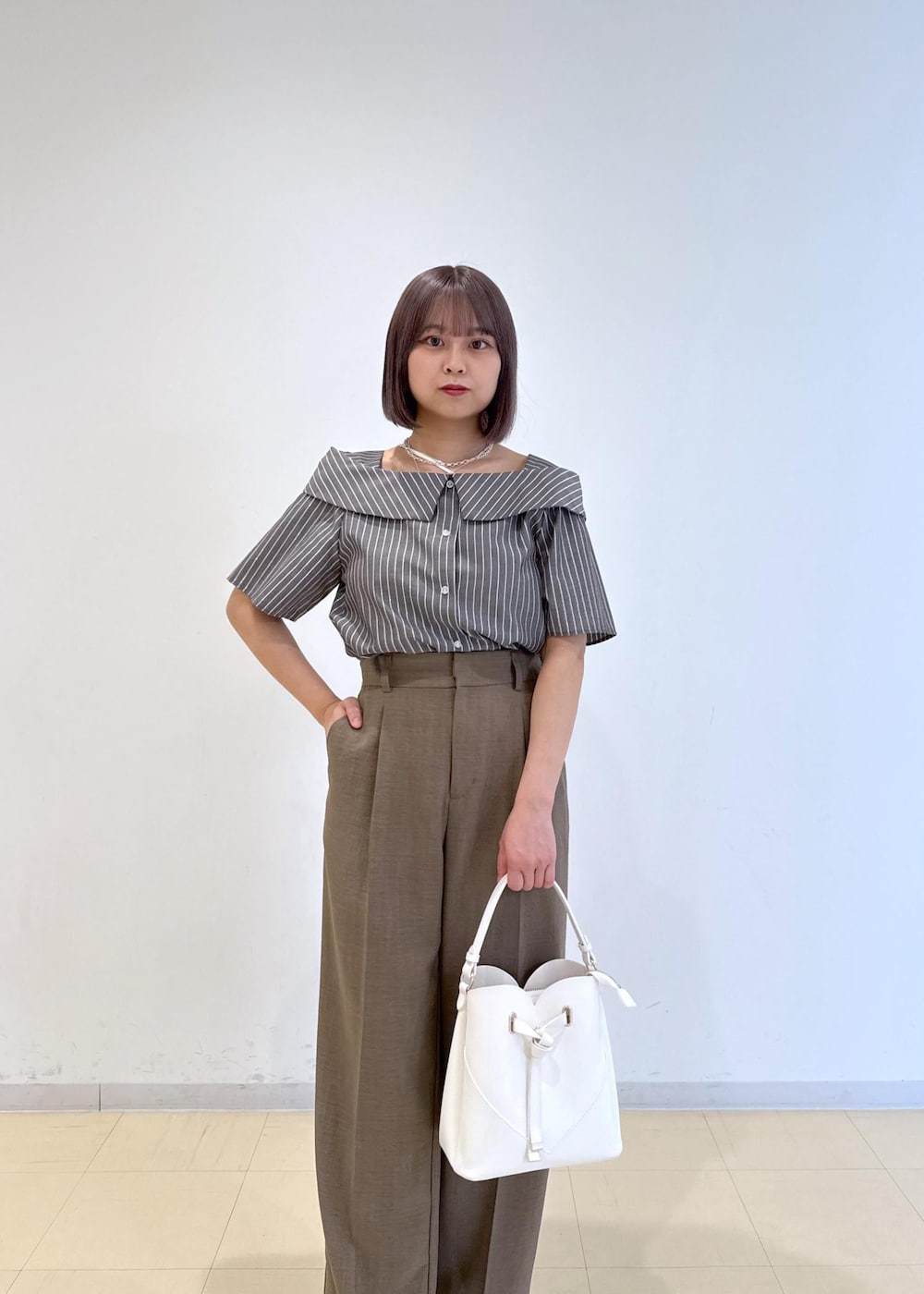 「初夏コーデ、夏コーデ、デートコーデ、お出かけコーデ、旅行コーデ、パンツスタイル、きれいめコーデ」｜「VISの【累計10,000点突破】【2WAY】ハートカットバッグ（ショルダーバッグ、ホワイト系）」を使った、コウさん（レディース・153cm）の春コーディネートの7枚目の写真