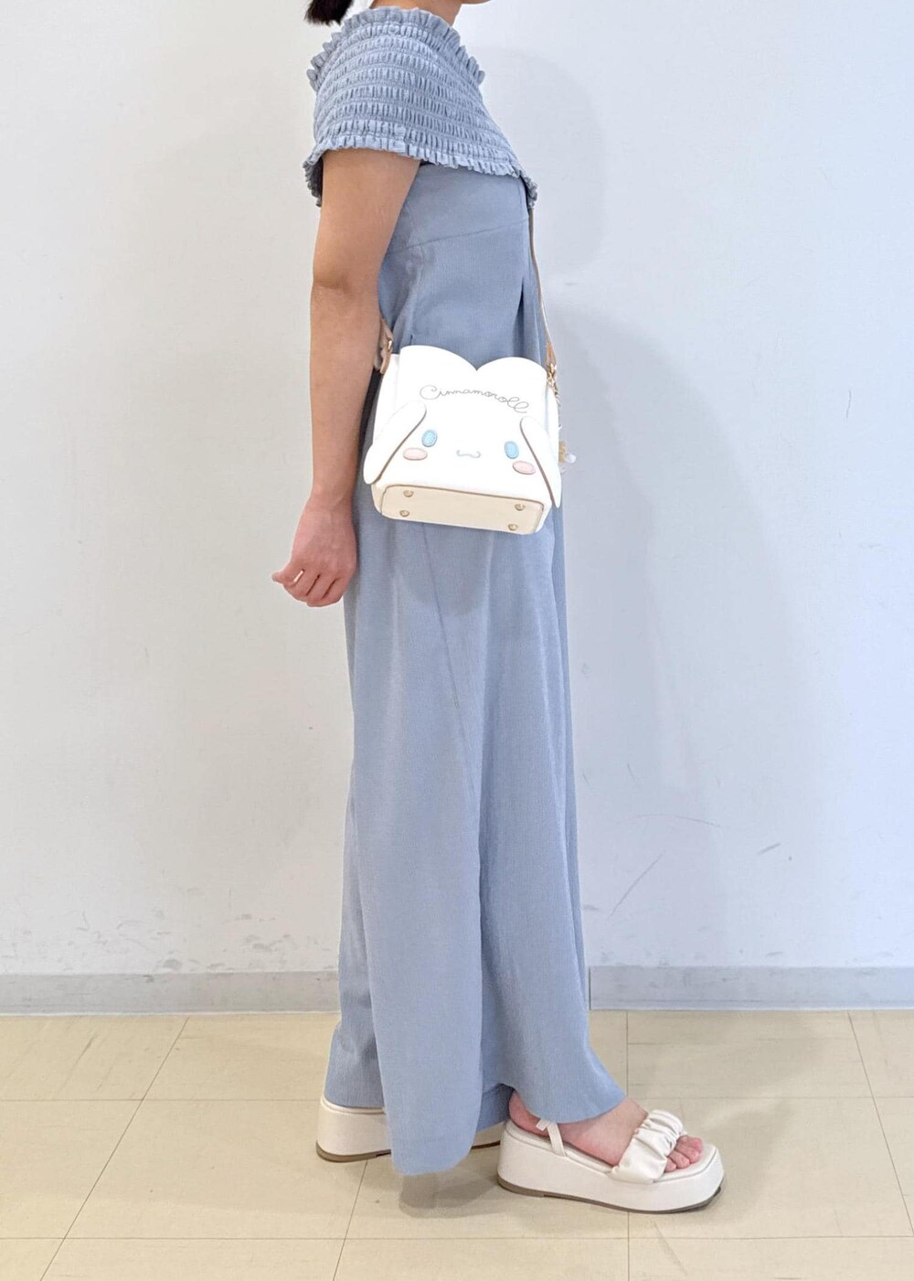 ホワイト系のサンダル、ホワイト系のショルダーバッグ、ブルー系のつなぎ/オールインワンを着用したレディースの夏コーディネートの2枚目の写真