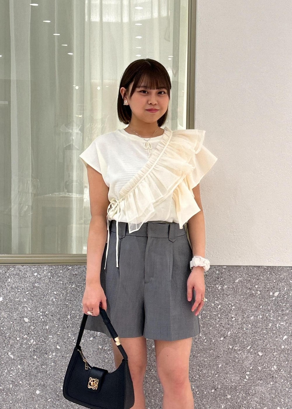 「サッシュ、フリル、リボン、ショートパンツ、グレー、キナリ、パール、厚底、厚底サンダル、サンダル、VIS、23SS春夏の新作、低身長、骨格ストレート、イエベ」｜「VISの【ご好評につき追加生産】ハンドルリボンワンショルダーバッグ【180℃美人見え】（ハンドバッグ、ブラック系）」を使った、コウさん（レディース・153cm）の夏コーディネートの5枚目の写真