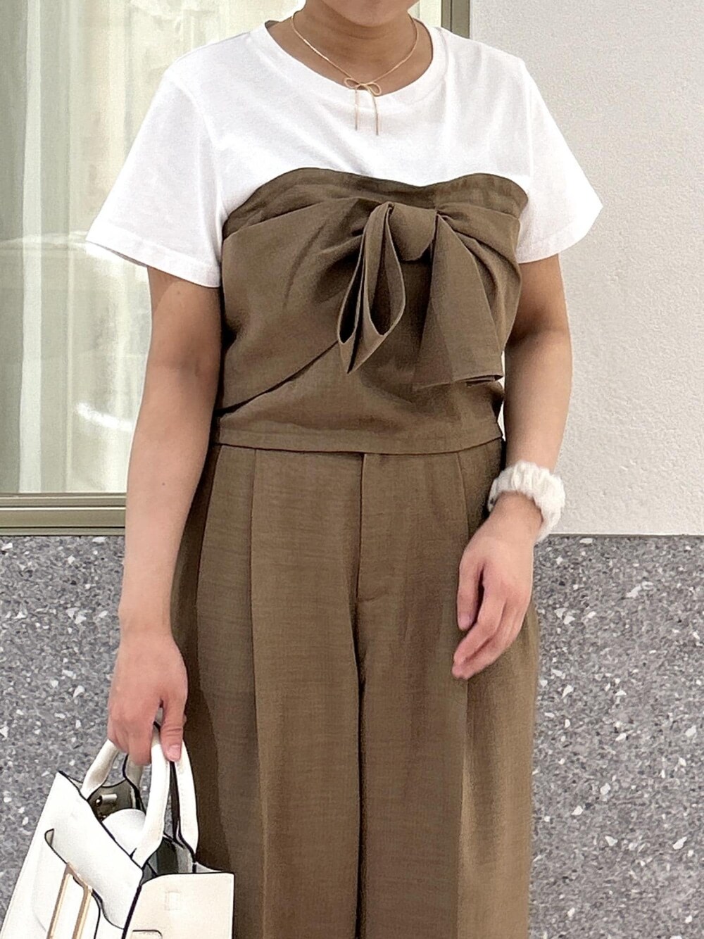 「ワイドパンツ、リボン、オフィス、淡色コーデ、通勤、オフィスカジュアル、23SS春夏の新作、骨格ストレート、イエベ、ブラウン、夏コーデ、セットアップ、VIS、ストレート、イエベ秋」｜「VISのチェーンリボンネックレス（ネックレス、ゴールド系）」を使った、コウさん（レディース・153cm）の夏コーディネートの5枚目の写真