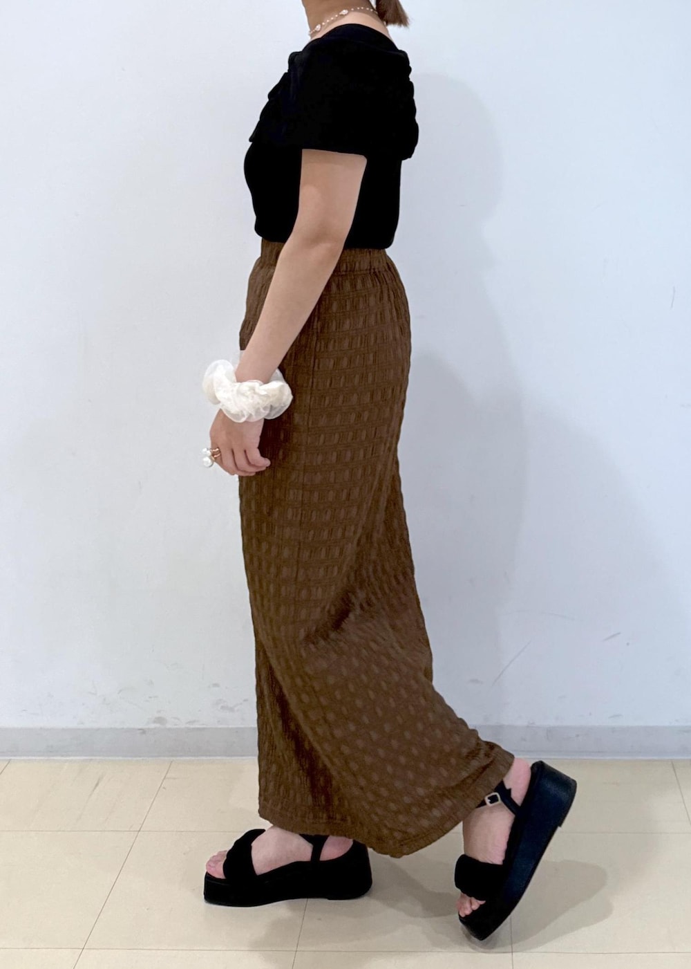 「初夏コーデ、夏コーデ、デートコーデ、お出かけコーデ、スカートスタイル、きれいめコーデ、VIS、ストレート、イエベ秋、混合、低身長、トップス、ニット/セーター、スカート、バッグ」｜「VISの【累計10,000点突破】【2WAY】ハートカットバッグ（ショルダーバッグ、ホワイト系）」を使った、コウさん（レディース・153cm）の夏コーディネートの2枚目の写真
