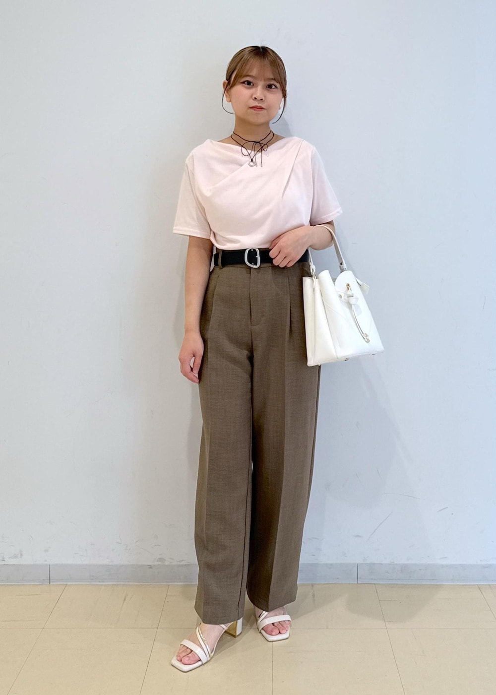 「春コーデ、初夏コーデ、夏コーデ、授業参観日コーデ、デートコーデ、お出かけコーデ、アウトドアコーデ、大人カジュアル、パンツスタイル、体型カバー、シンプルコーデ、きれいめコーデ」｜「VISのニュアンスリングベルト（ベルト、ブラック系）」を使った、コウさん（レディース・153cm）の春コーディネートの2枚目の写真