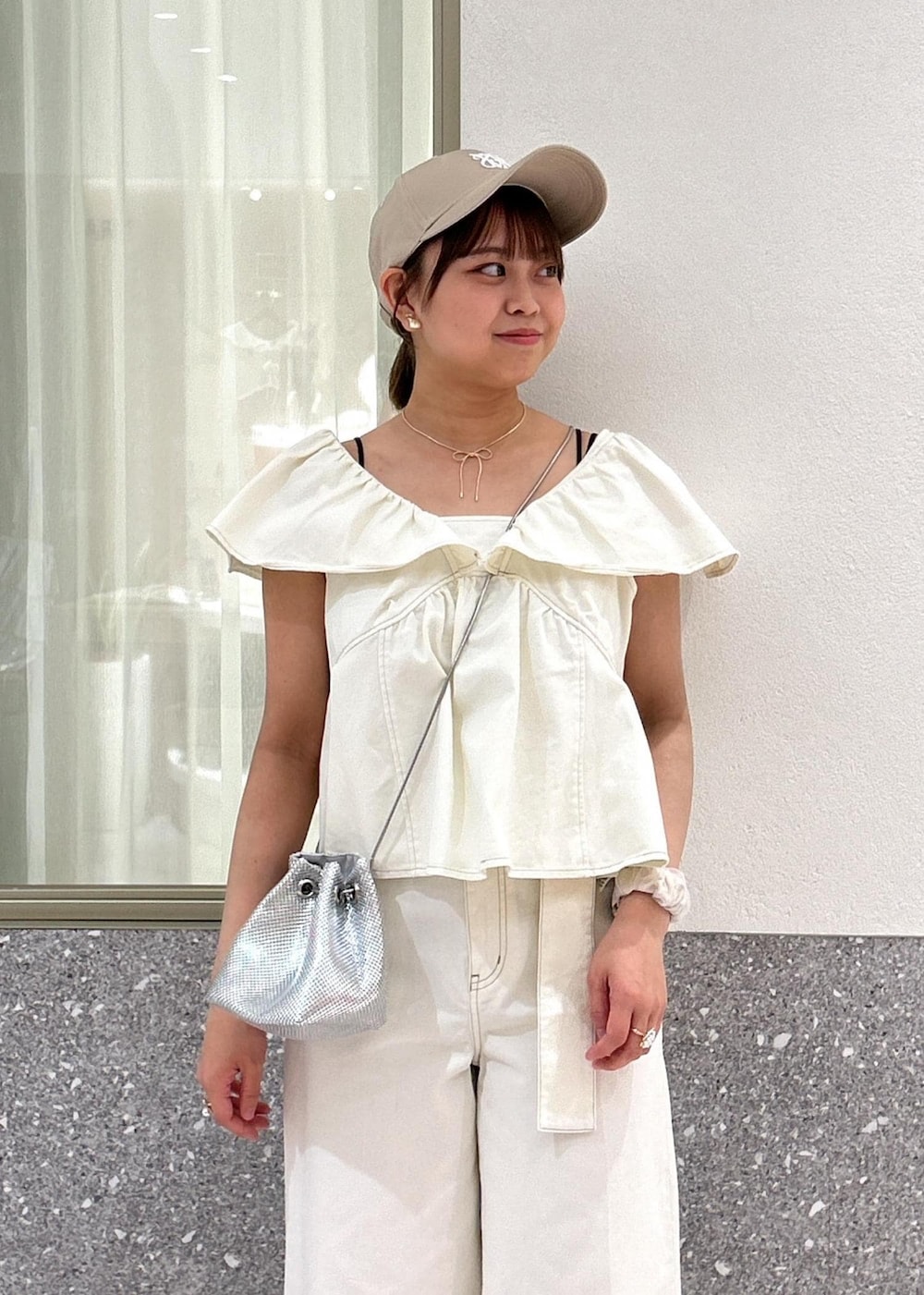 「セットアップ、デニム、ホワイト、ベージュ、サンダル、スニーカーサンダル、スニーカー、淡色、VIS、フェス、BBQ、23SS春夏の新作、低身長、骨格ストレート、イエベ」｜「Juzeの厚底スニーカーサンダル（サンダル、ベージュ系）」を使った、コウさん（レディース・153cm）の夏コーディネートの6枚目の写真