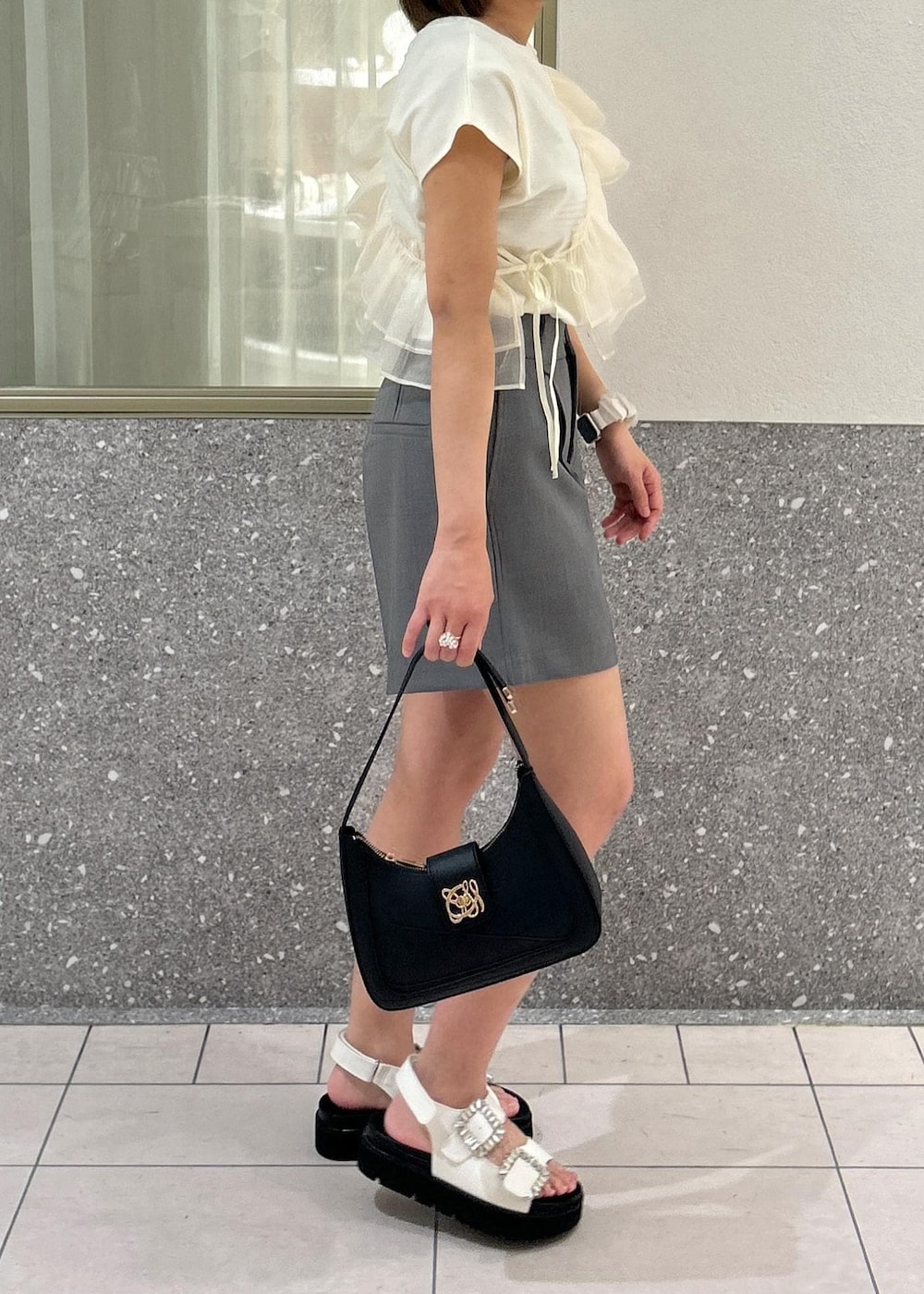 「サッシュ、フリル、リボン、ショートパンツ、グレー、キナリ、パール、厚底、厚底サンダル、サンダル、VIS、23SS春夏の新作、低身長、骨格ストレート、イエベ」｜「VISの【ご好評につき追加生産】ハンドルリボンワンショルダーバッグ【180℃美人見え】（ハンドバッグ、ブラック系）」を使った、コウさん（レディース・153cm）の夏コーディネートの4枚目の写真