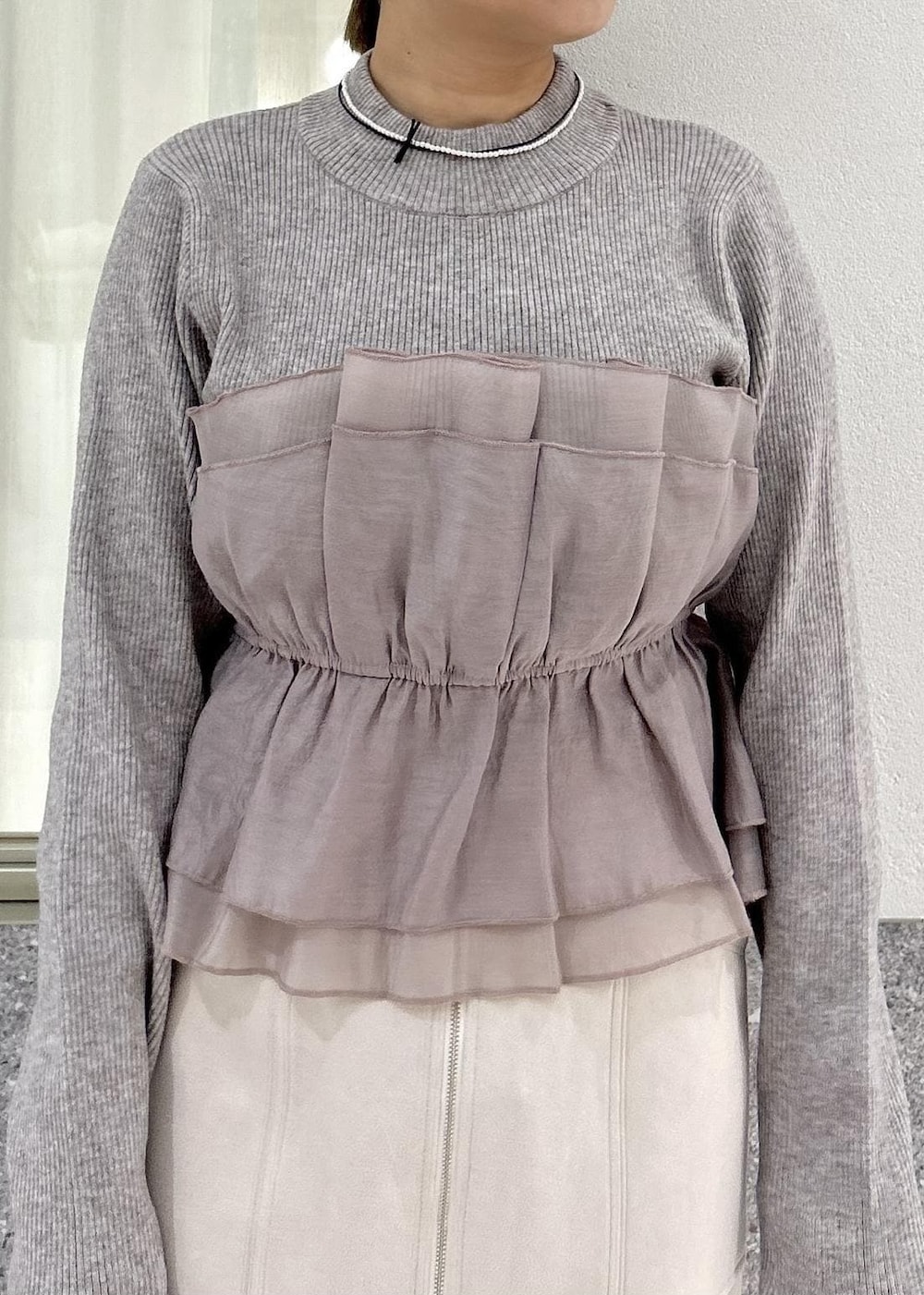 ベージュ系のスカート、グレー系のニット/セーター、ブラウン系のその他アウターを着用したレディースの冬コーディネートの10枚目の写真