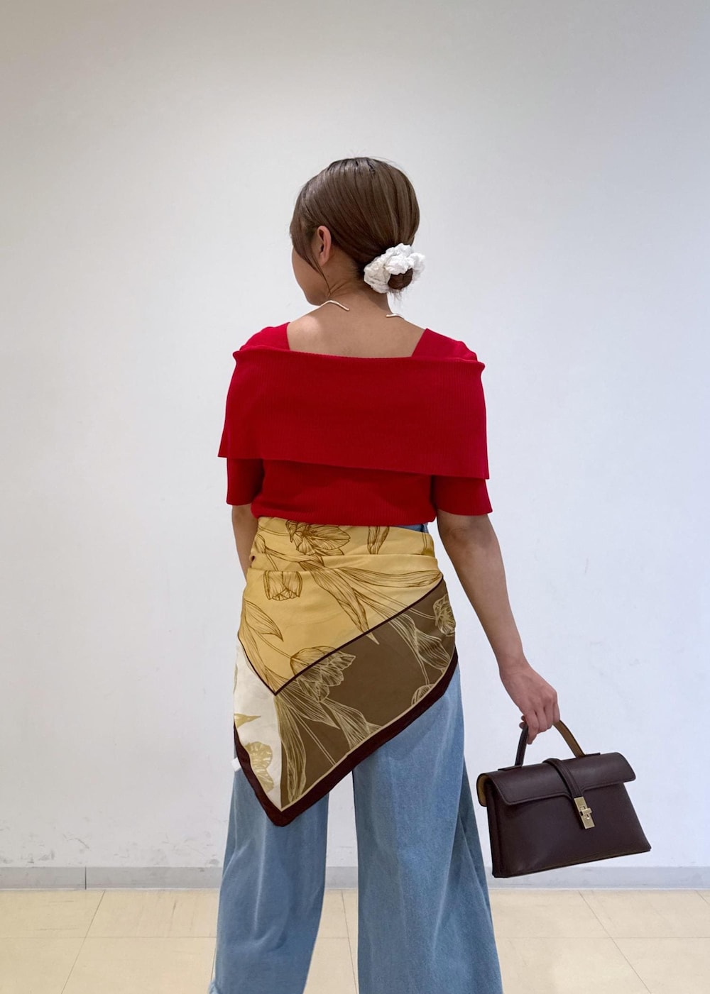 ブラウン系のショルダーバッグ、ベージュ系のローファー、レッド系のニット/セーターを着用したレディースの秋コーディネートの8枚目の写真