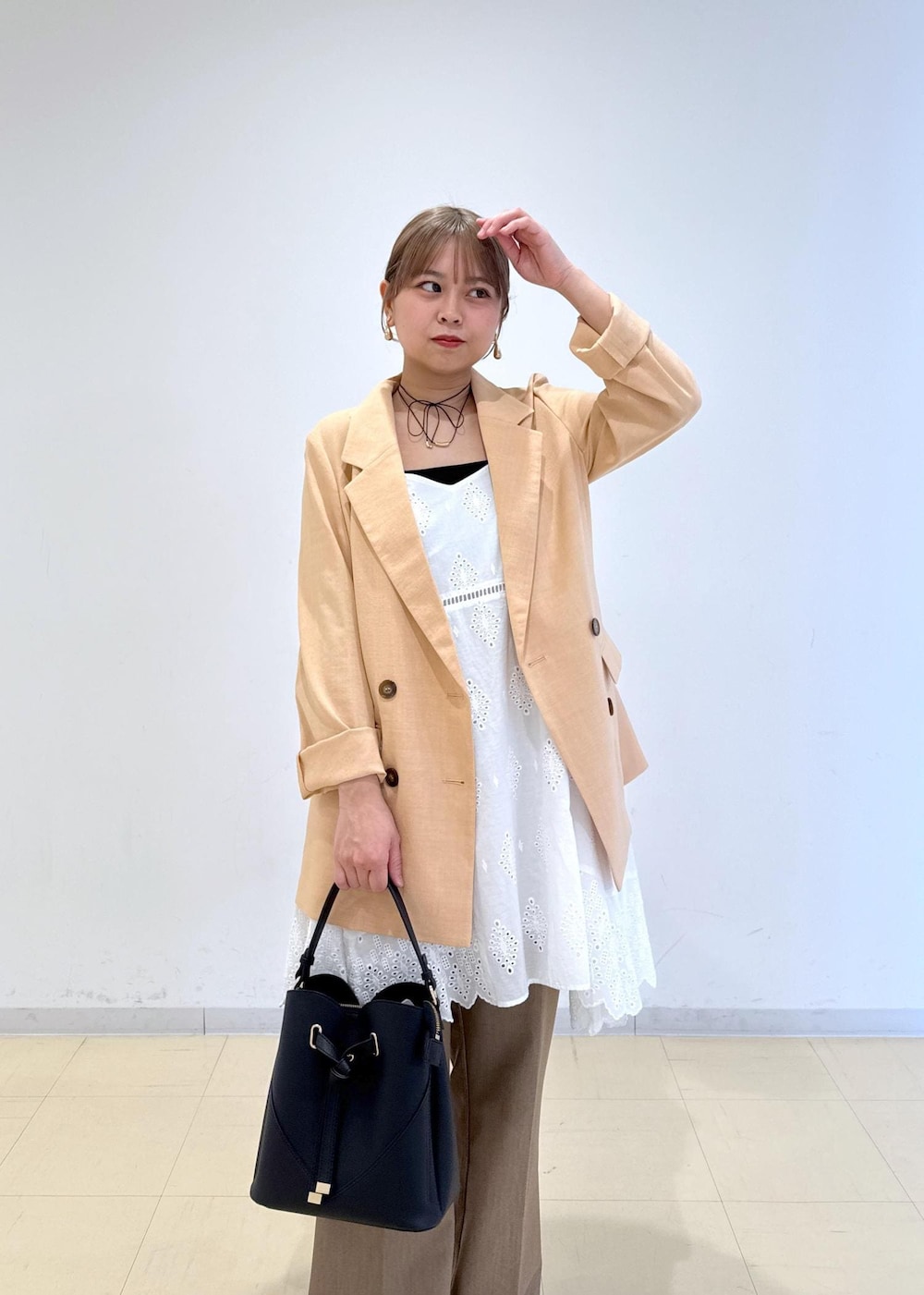 「初春コーデ、春コーデ、初夏コーデ、レイヤード、ヘルシーコーデ」｜「VISの【選べる着丈】カップ付きロゴ刺繍Wストラップキャミソール【洗える】（キャミソール、ブラック系）」を使った、コウさん（レディース・153cm）の春コーディネートの5枚目の写真