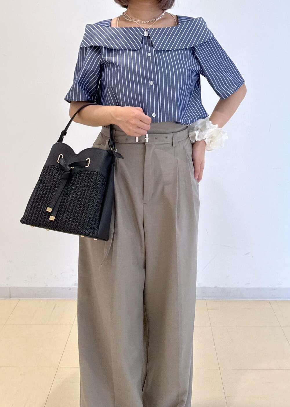 「初夏コーデ、夏コーデ、デートコーデ、お出かけコーデ、旅行コーデ、大人カジュアル、パンツスタイル、きれいめコーデ」｜「VISのレイヤードコインネックレス（ネックレス、シルバー系）」を使った、コウさん（レディース・153cm）の夏コーディネートの5枚目の写真