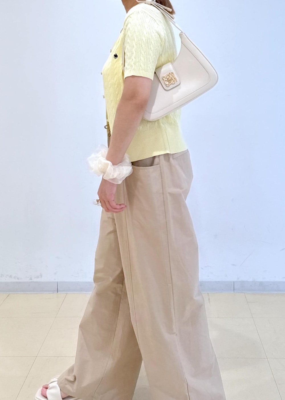 「夏コーデ、デートコーデ、お出かけコーデ、旅行コーデ、大人カジュアル、パンツスタイル、体型カバー、きれいめコーデ、別注アイテム、コラボアイテム」｜「VISの【新色追加】ハンドルリボンワンショルダーバッグ（ハンドバッグ、ホワイト系）」を使った、コウさん（レディース・153cm）の夏コーディネートの8枚目の写真