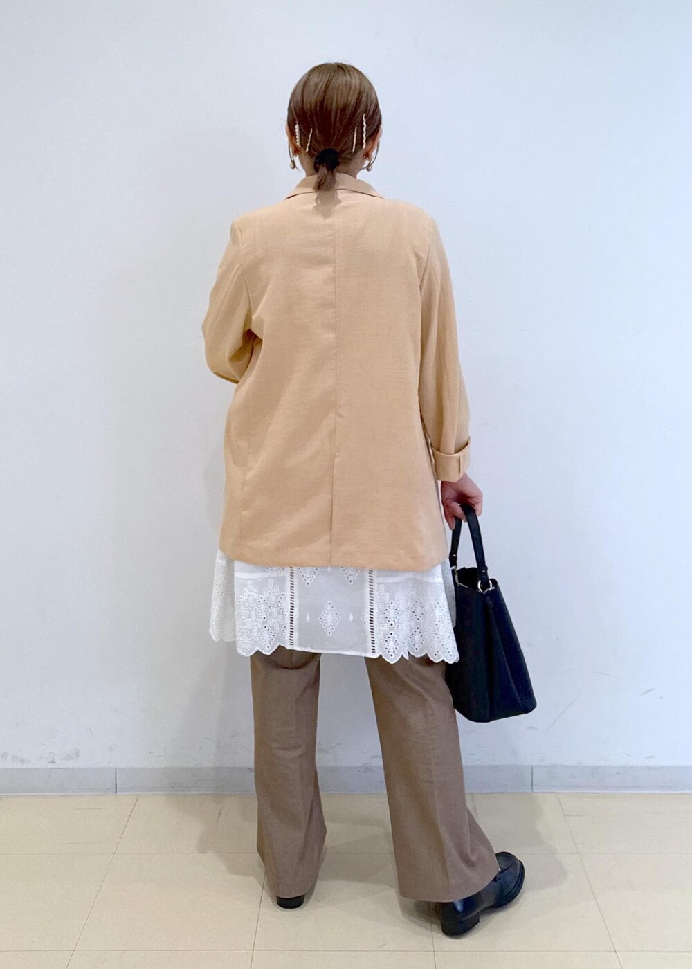 「初春コーデ、春コーデ、初夏コーデ、レイヤード、ヘルシーコーデ」｜「VISの【選べる着丈】カップ付きロゴ刺繍Wストラップキャミソール【洗える】（キャミソール、ブラック系）」を使った、コウさん（レディース・153cm）の春コーディネートの3枚目の写真