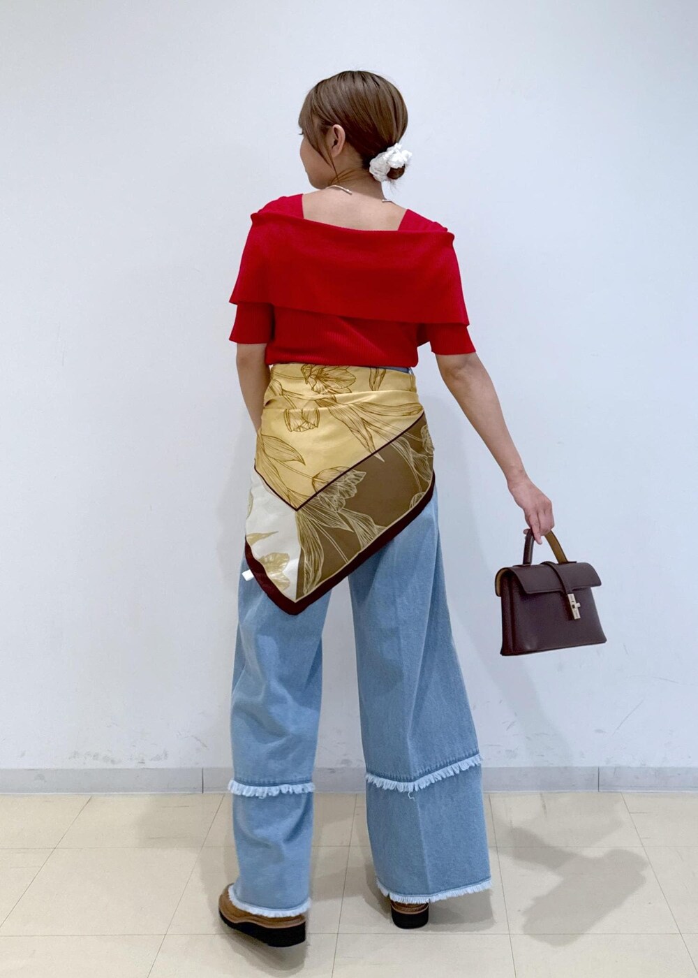 ブラウン系のショルダーバッグ、ベージュ系のローファー、レッド系のニット/セーターを着用したレディースの秋コーディネートの4枚目の写真