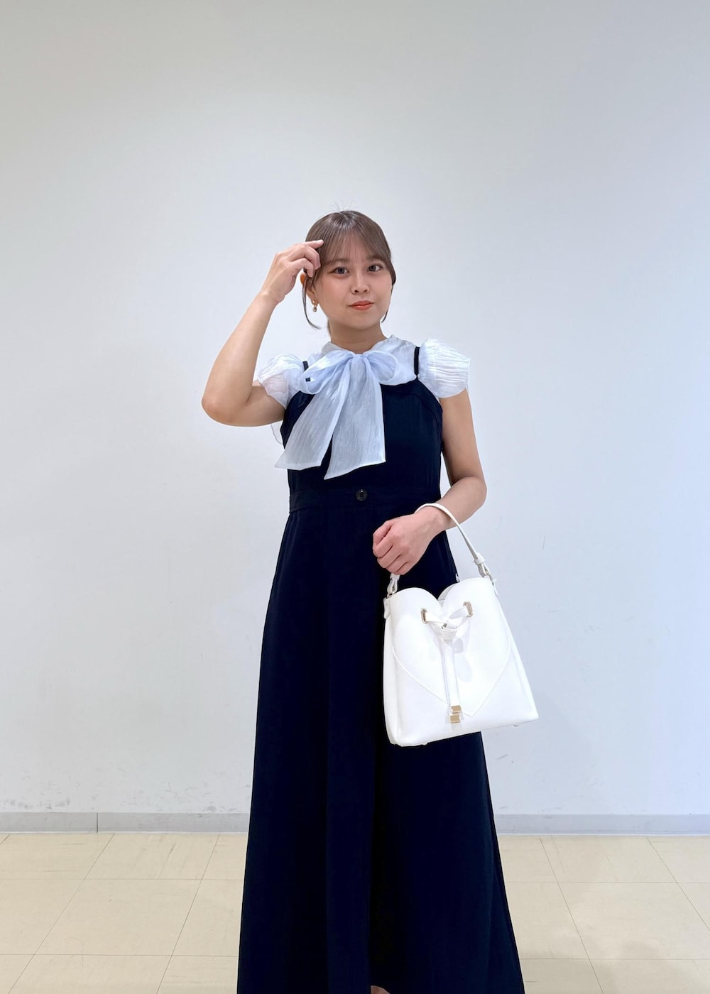 「初夏コーデ、夏コーデ、お仕事コーデ、デートコーデ、お出かけコーデ、レイヤード、フェミニンコーデ、きれいめコーデ、別注アイテム、コラボアイテム、VIS、ストレート、イエベ秋、混合、低身長」｜「VISの【累計10,000点突破】【2WAY】ハートカットバッグ（ショルダーバッグ、ホワイト系）」を使った、コウさん（レディース・153cm）の夏コーディネートの6枚目の写真
