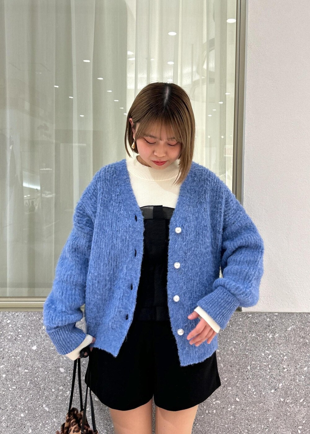 「初冬コーデ、冬コーデ、デートコーデ、お出かけコーデ、旅行コーデ、アウトドアコーデ、フェスコーデ、推し活コーデ、女子会コーデ、モード、大人カジュアル、レイヤード、パンツスタイル」｜「VISの【ハンドルの長さ調節が出来る】リボンミニトートバック（ショルダーバッグ、その他）」を使った、コウさん（レディース・153cm）の冬コーディネートの10枚目の写真