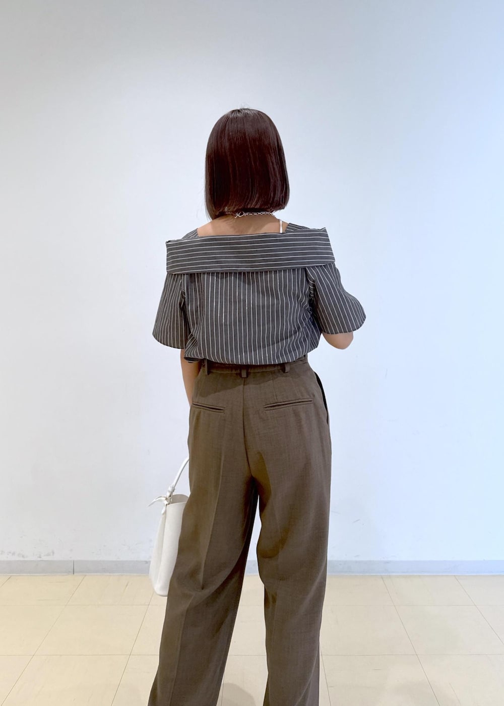 「初夏コーデ、夏コーデ、デートコーデ、お出かけコーデ、旅行コーデ、パンツスタイル、きれいめコーデ」｜「VISの【累計10,000点突破】【2WAY】ハートカットバッグ（ショルダーバッグ、ホワイト系）」を使った、コウさん（レディース・153cm）の春コーディネートの9枚目の写真