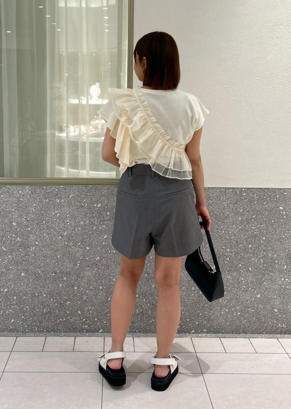 「サッシュ、フリル、リボン、ショートパンツ、グレー、キナリ、パール、厚底、厚底サンダル、サンダル、VIS、23SS春夏の新作、低身長、骨格ストレート、イエベ」｜「VISの【ご好評につき追加生産】ハンドルリボンワンショルダーバッグ【180℃美人見え】（ハンドバッグ、ブラック系）」を使った、コウさん（レディース・153cm）の夏コーディネートの3枚目の写真