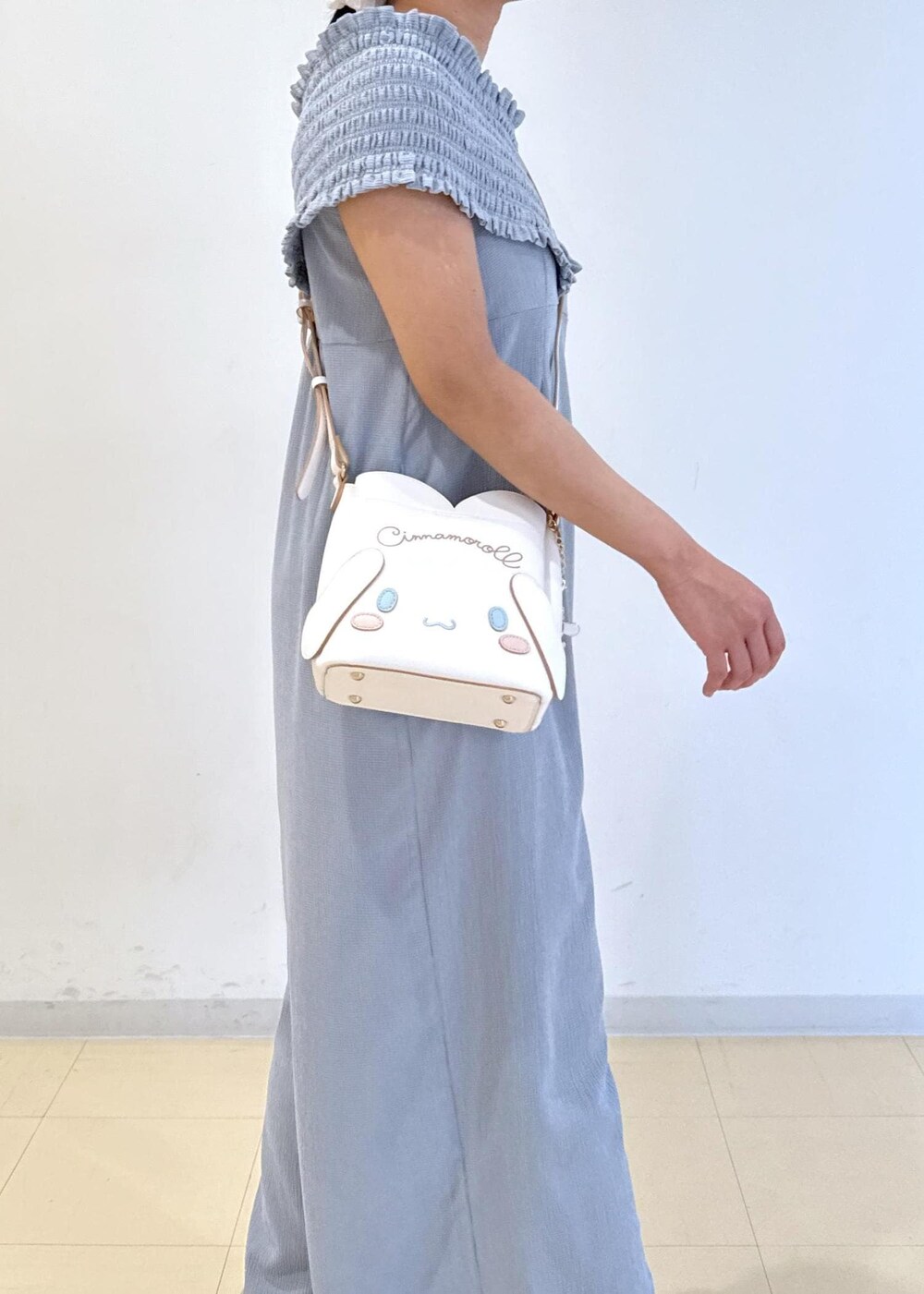 ホワイト系のサンダル、ホワイト系のショルダーバッグ、ブルー系のつなぎ/オールインワンを着用したレディースの夏コーディネートの7枚目の写真