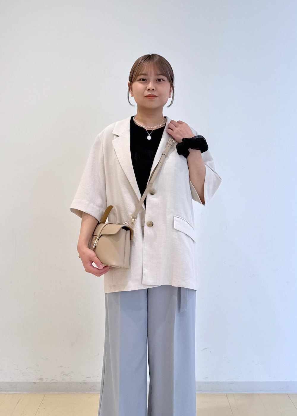 「初夏コーデ、夏コーデ、お仕事コーデ、デートコーデ、お出かけコーデ、大人カジュアル、パンツスタイル、きれいめコーデ」｜「VISの【新色追加】ひねり金具ワンハンドルミニショルダーバッグ（ショルダーバッグ、ベージュ系）」を使った、コウさん（レディース・153cm）の春コーディネートの10枚目の写真