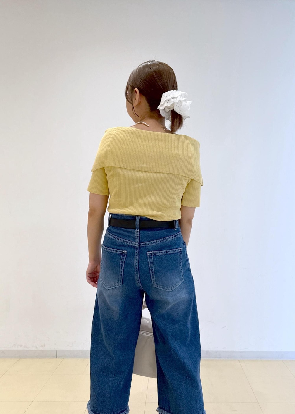 ブラック系のサンダル、ブルー系のデニムパンツ、イエロー系のニット/セーターを着用したレディースの夏コーディネートの8枚目の写真