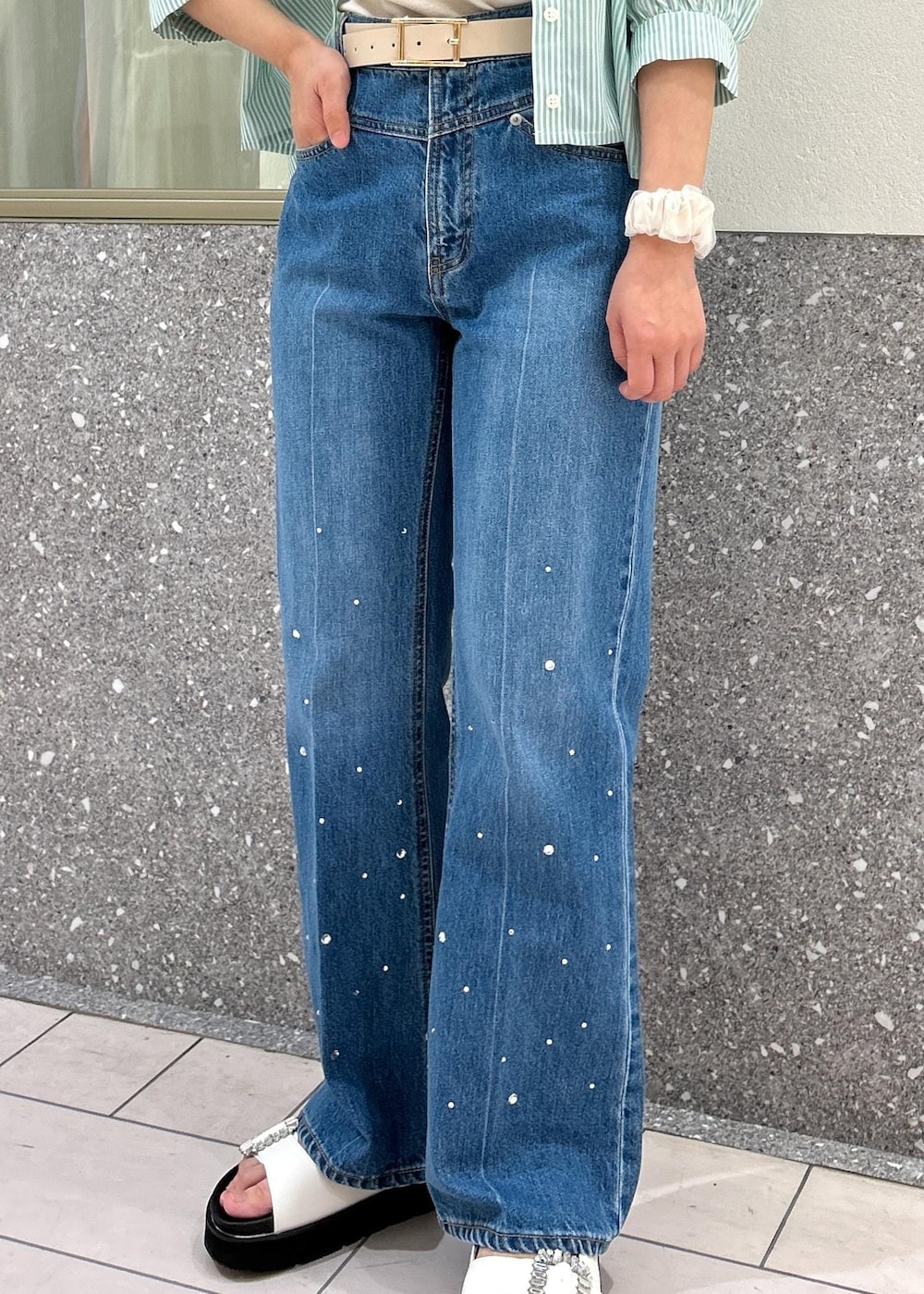 「低身長コーデ、骨格ストレート、イエベ、シャツコーデ、グリーン、デニム、フレアパンツ、ストーンデニム、チュール、厚底、厚底サンダル、サンダル、春コーデ、初夏コーデ、夏コーデ」｜「Juzeの【軽量】ビジューバックル厚底フットベットサンダル（サンダル、ホワイト系）」を使った、コウさん（レディース・153cm）の夏コーディネートの5枚目の写真
