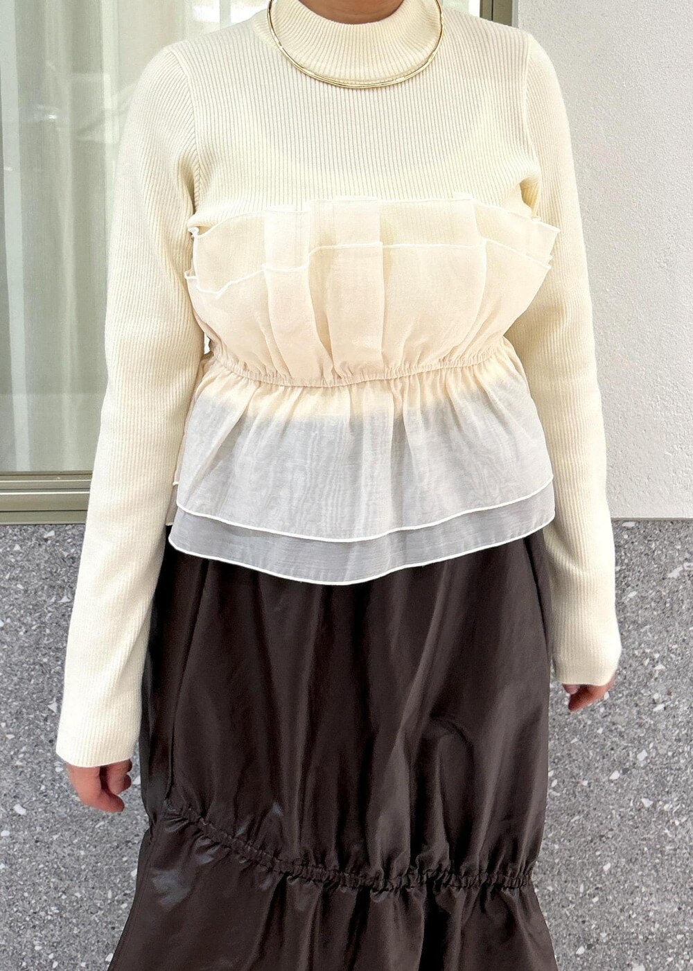 ホワイト系のブーツ、ベージュ系のスカート、ホワイト系のニット/セーターを着用したレディースの秋コーディネートの9枚目の写真