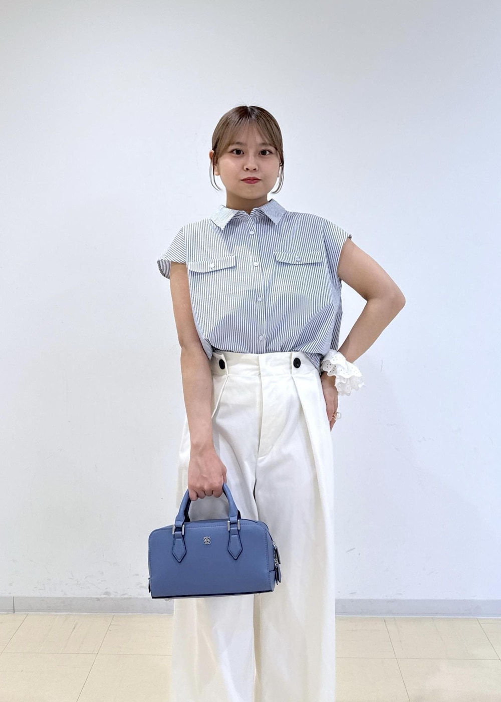 「初夏コーデ、夏コーデ、デートコーデ、お出かけコーデ、大人カジュアル、パンツスタイル、体型カバー」｜「Juzeのギャザーフリル厚底サンダル（サンダル、ホワイト系）」を使った、コウさん（レディース・153cm）の夏コーディネートの5枚目の写真