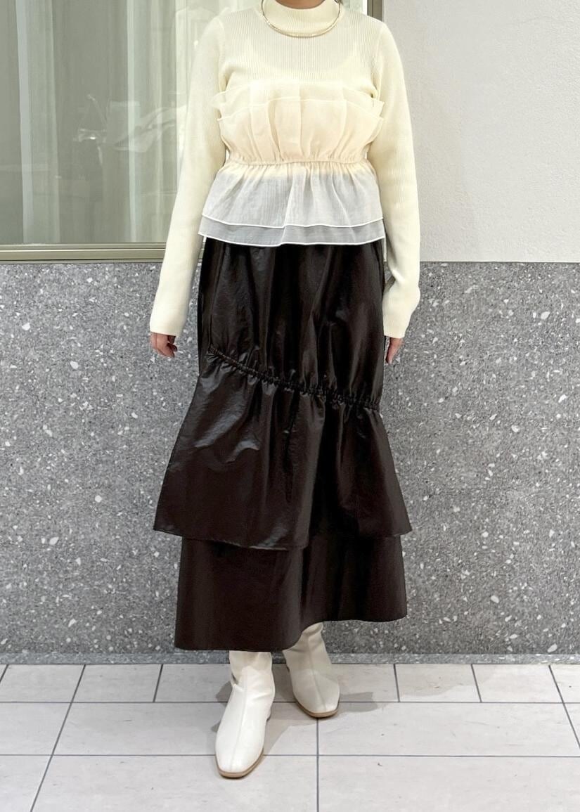 ホワイト系のブーツ、ベージュ系のスカート、ホワイト系のニット/セーターを着用したレディースの秋コーディネートの6枚目の写真