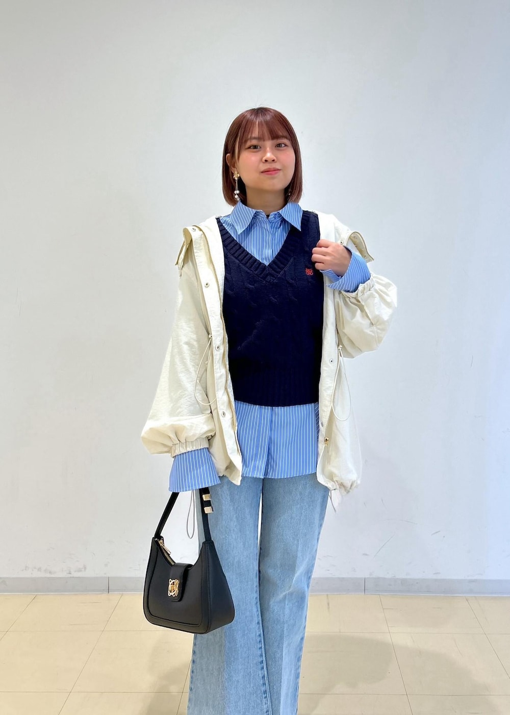 「初春コーデ、春コーデ、デートコーデ、お出かけコーデ、旅行コーデ、パンツスタイル、VIS、ストレート、イエベ秋、混合、低身長、トップス、シャツ/ブラウス、ベスト、ジャケット/アウター」｜「VISの【ご好評につき追加生産】ハンドルリボンワンショルダーバッグ【180℃美人見え】（ハンドバッグ、ブラック系）」を使った、コウさん（レディース・153cm）の春コーディネートの4枚目の写真