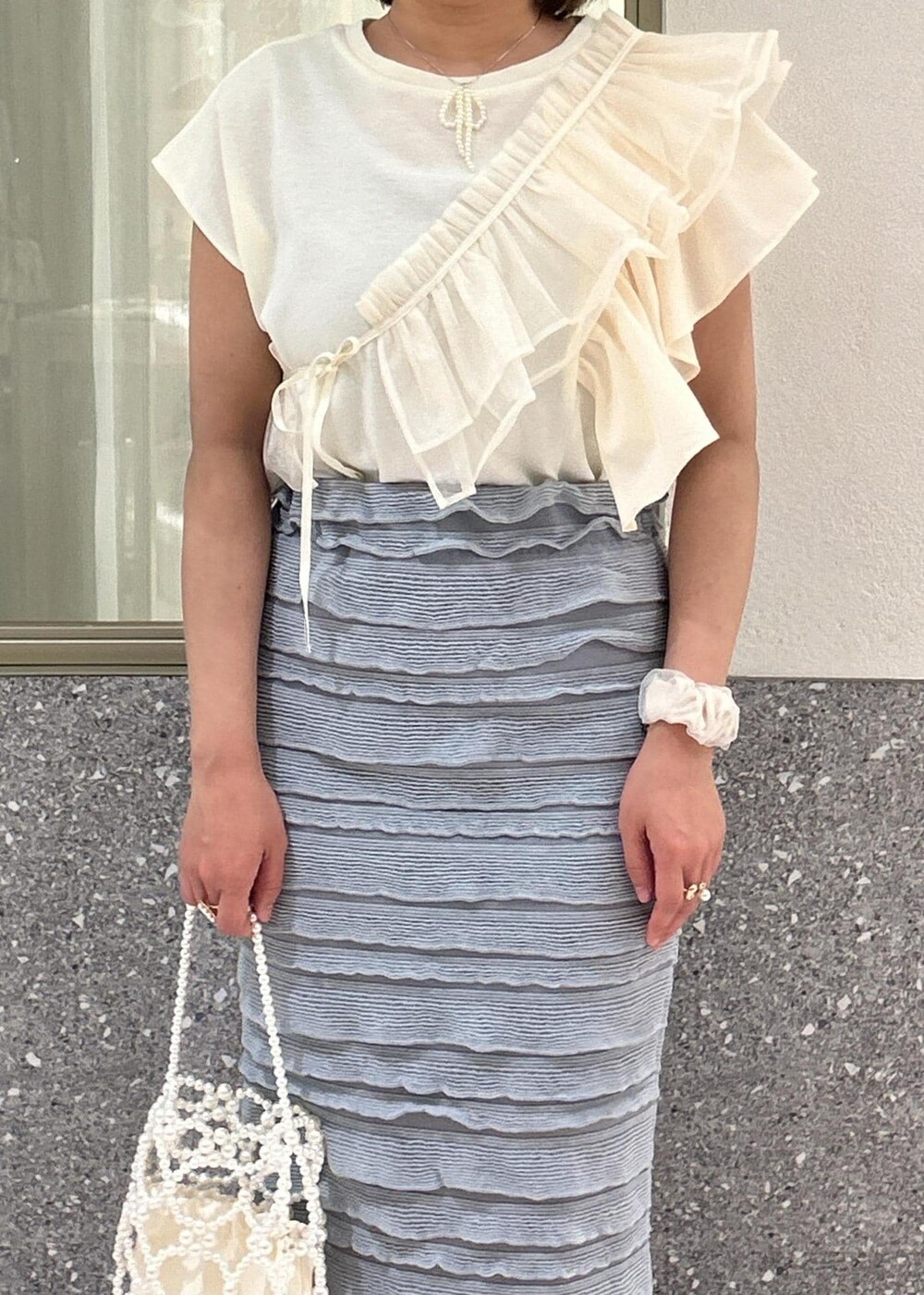 「サッシュ、パール、リボン、タイトスカート、グレー、ホワイト、フリル、キナリ、水色、ライトブルー、VIS、23SS春夏の新作、低身長、骨格ストレート、イエベ」｜「Juzeのストラップヒールサンダル（サンダル、ホワイト系）」を使った、コウさん（レディース・153cm）の夏コーディネートの4枚目の写真