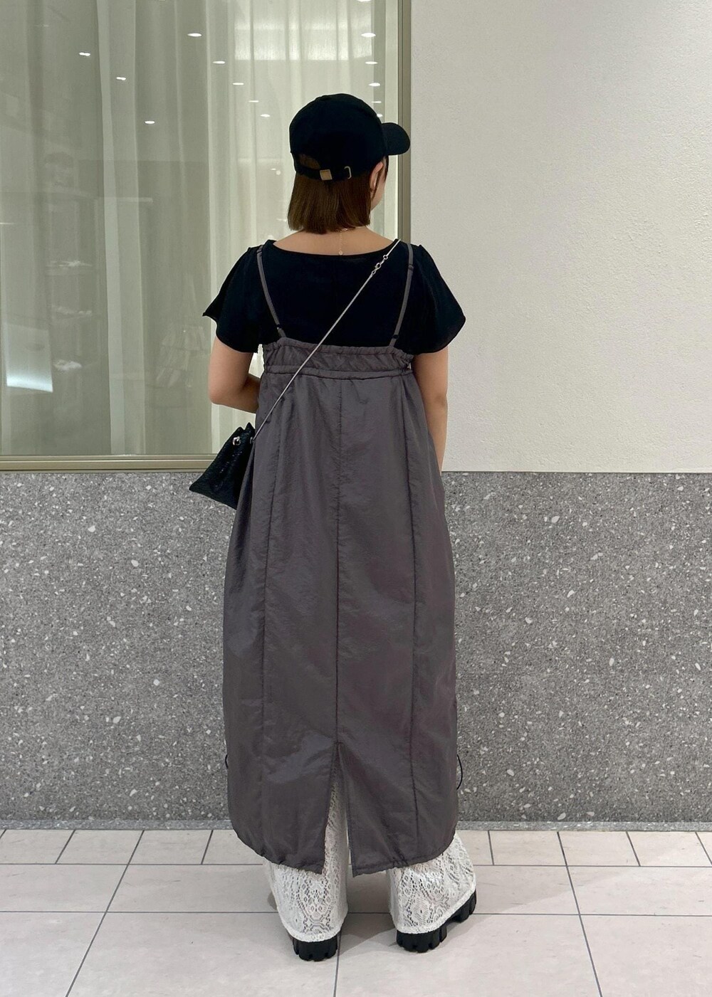 「カジュアル、キャップ、帽子、ブラック、厚底、厚底サンダル、サンダル、レース、LOTTO、VIS、コラボ、23SS春夏の新作、低身長、骨格ストレート、イエベ」｜「VISの【洗える】セミフレアレースパンツ（その他パンツ、ホワイト系）」を使った、コウさん（レディース・153cm）の夏コーディネートの3枚目の写真
