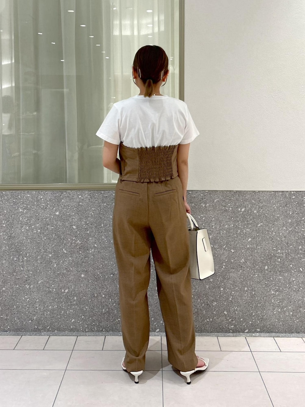 「ワイドパンツ、リボン、オフィス、淡色コーデ、通勤、オフィスカジュアル、23SS春夏の新作、骨格ストレート、イエベ、ブラウン、夏コーデ、セットアップ、VIS、ストレート、イエベ秋」｜「VISのチェーンリボンネックレス（ネックレス、ゴールド系）」を使った、コウさん（レディース・153cm）の夏コーディネートの3枚目の写真