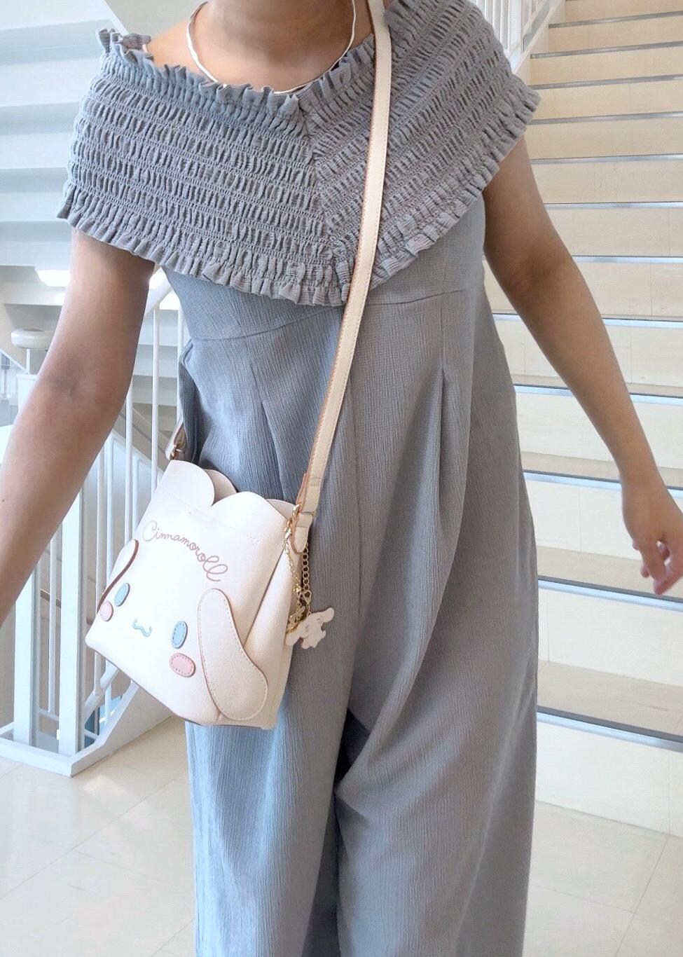 ホワイト系のサンダル、ホワイト系のショルダーバッグ、ブルー系のつなぎ/オールインワンを着用したレディースの夏コーディネートの4枚目の写真