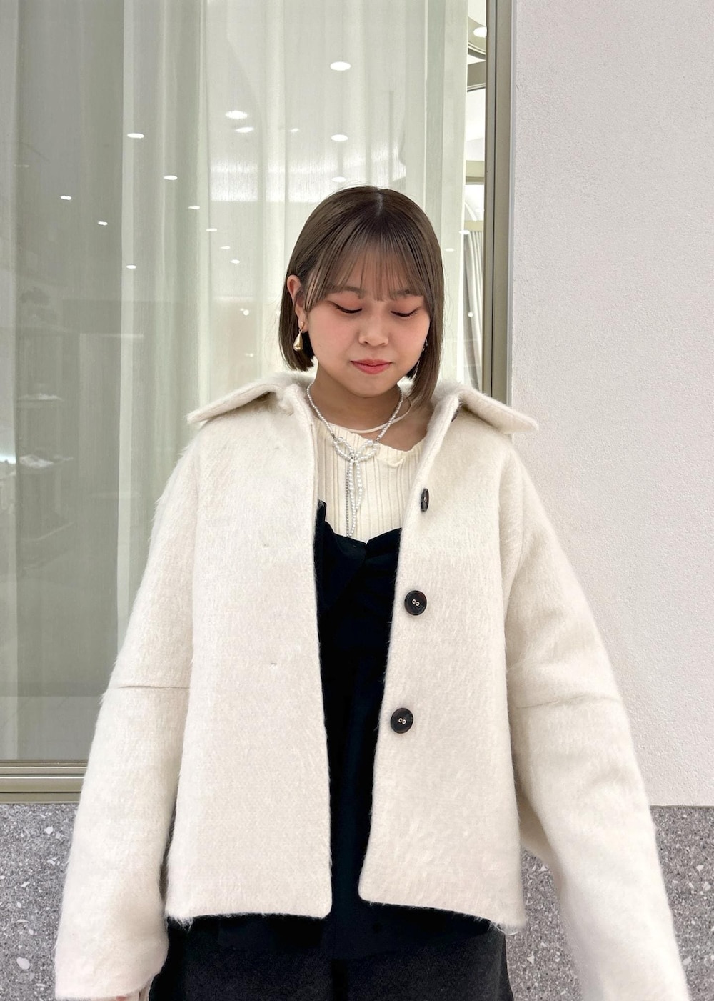 「初冬コーデ、冬コーデ、デートコーデ、お出かけコーデ、旅行コーデ、アウトドアコーデ、クリスマスコーデ、レイヤード、VIS、ストレート、イエベ秋、混合、低身長、トップス、ニット/セーター」｜「VISのチェーン付きワンハンドルバッグ（ハンドバッグ、ホワイト系）」を使った、コウさん（レディース・153cm）の冬コーディネートの7枚目の写真