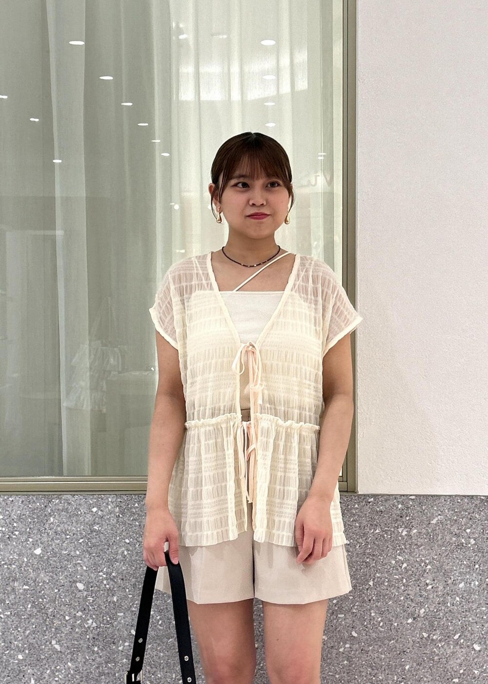 「淡色コーデ、淡色、春コーデ、初夏コーデ、夏コーデ、デートコーデ、お出かけコーデ、雨の日コーデ、カジュアルコーデ、VIS、ストレート、イエベ秋、混合、低身長、トップス」｜「VISのビーズハートネックレス（ネックレス、ゴールド系）」を使った、コウさん（レディース・153cm）の夏コーディネートの6枚目の写真
