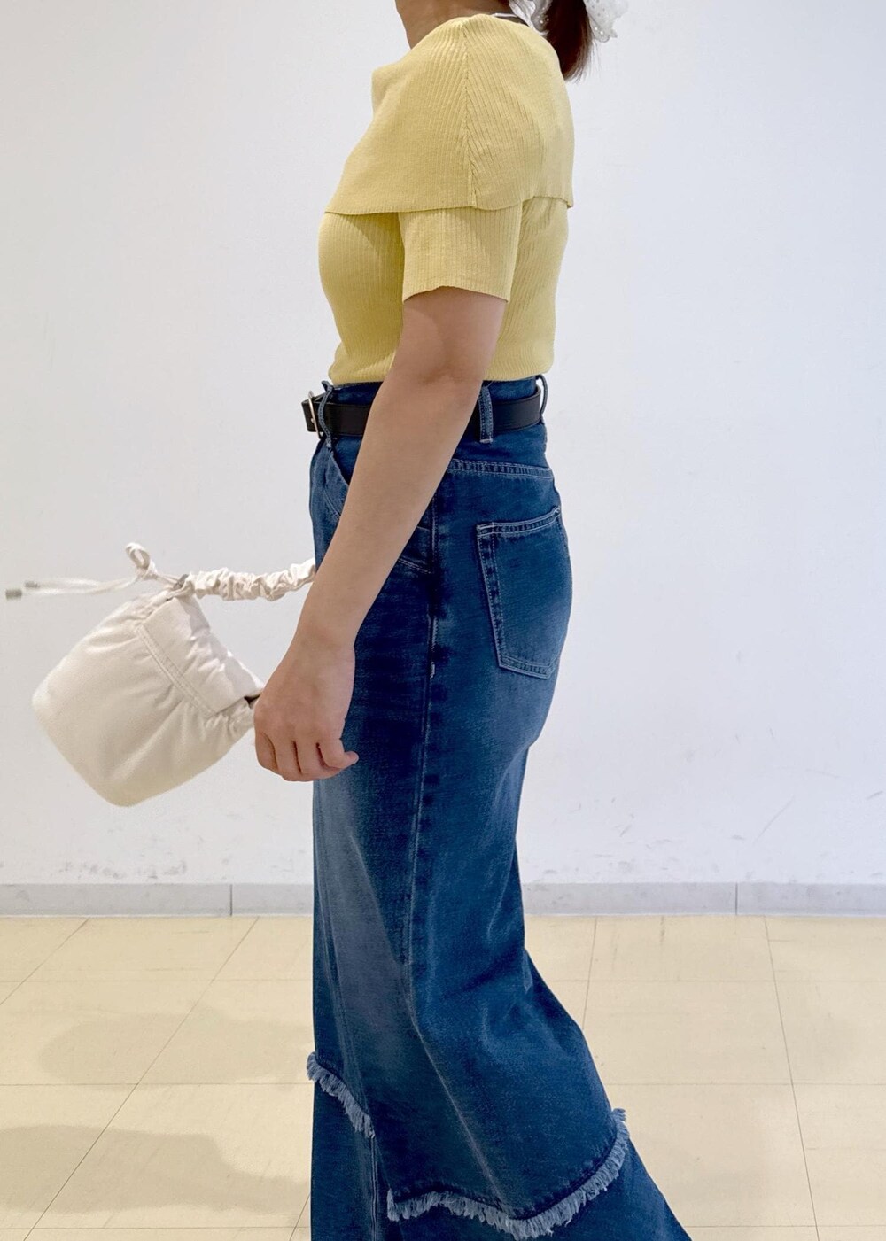 ブラック系のサンダル、ブルー系のデニムパンツ、イエロー系のニット/セーターを着用したレディースの夏コーディネートの9枚目の写真