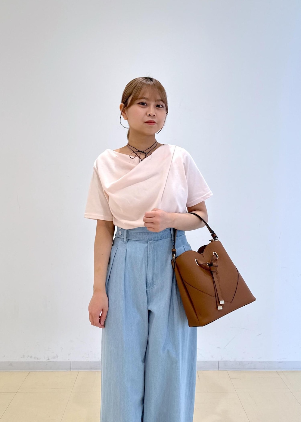 「初夏コーデ、夏コーデ、デートコーデ、お出かけコーデ、旅行コーデ、推し活コーデ、大人カジュアル、パンツスタイル、体型カバー、シンプルコーデ」｜「VISのニュアンスリングマルチコードネックレス（ネックレス、シルバー系）」を使った、コウさん（レディース・153cm）の春コーディネートの7枚目の写真
