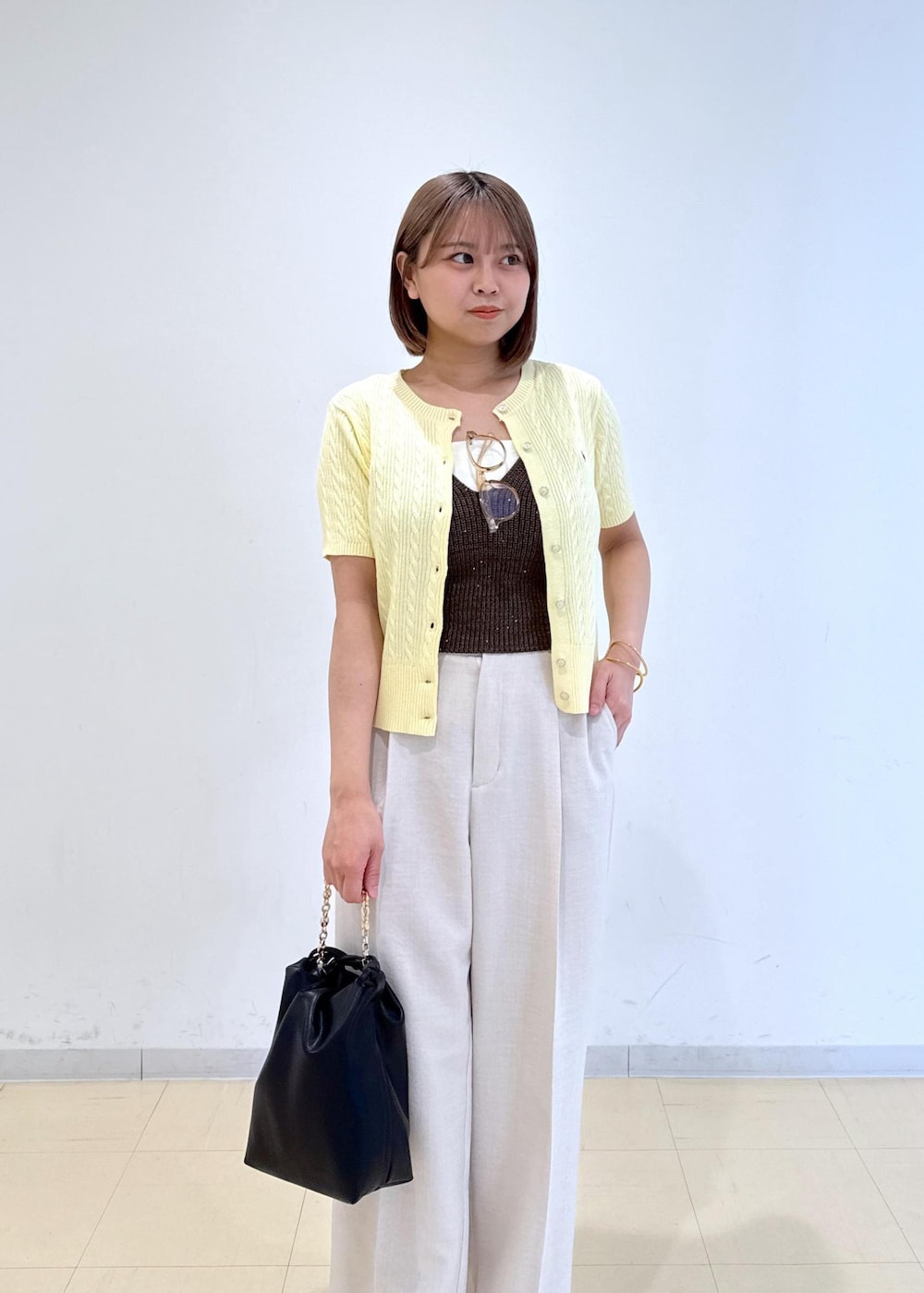 「初夏コーデ、夏コーデ、デートコーデ、お出かけコーデ、アウトドアコーデ、大人カジュアル、レイヤード、パンツスタイル、別注アイテム、コラボアイテム」｜「VISの【洗える】チューブトップキャミソール（キャミソール、ホワイト系）」を使った、コウさん（レディース・153cm）の春コーディネートの6枚目の写真