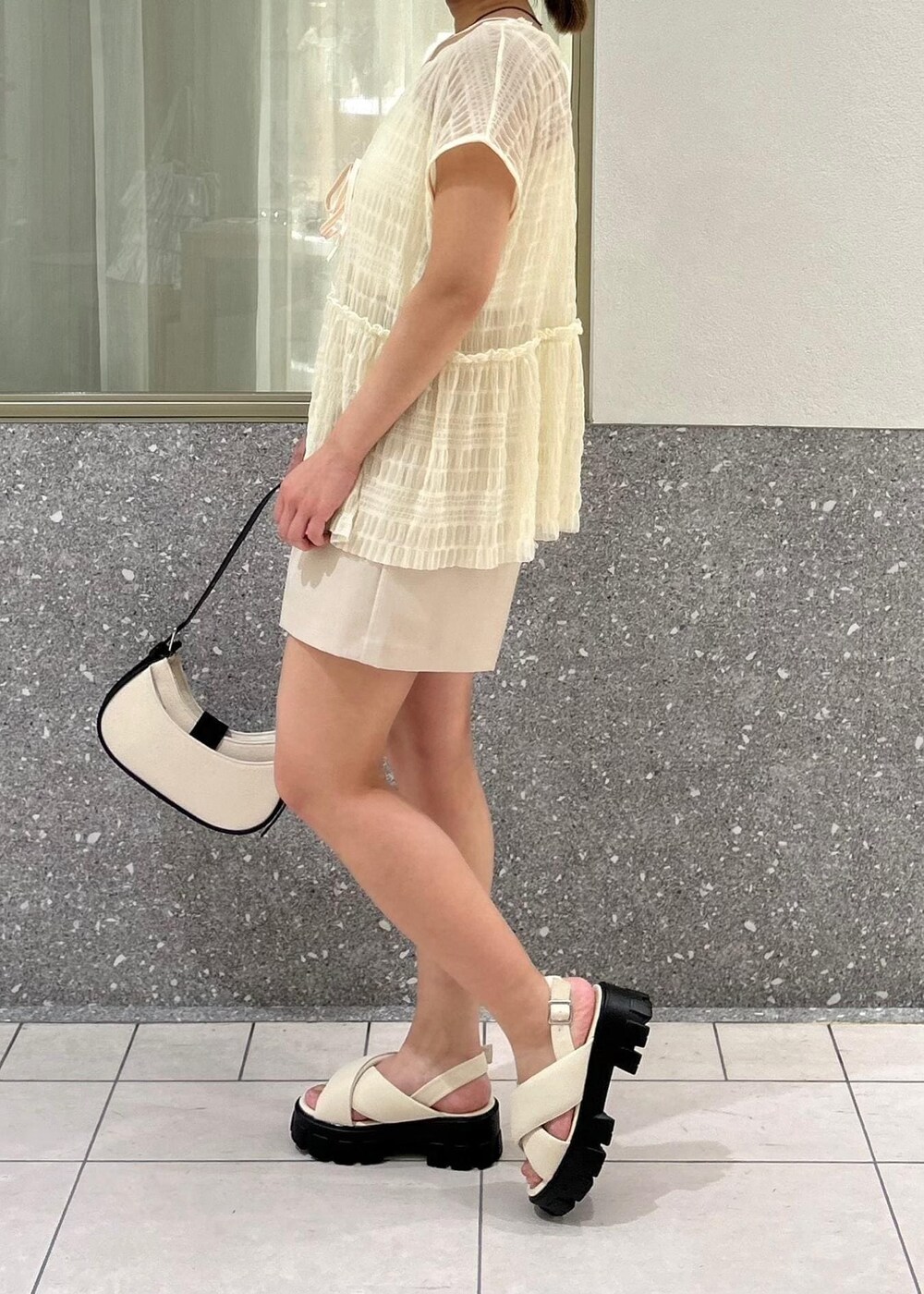 「淡色コーデ、淡色、春コーデ、初夏コーデ、夏コーデ、デートコーデ、お出かけコーデ、雨の日コーデ、カジュアルコーデ、VIS、ストレート、イエベ秋、混合、低身長、トップス」｜「VISのビーズハートネックレス（ネックレス、ゴールド系）」を使った、コウさん（レディース・153cm）の夏コーディネートの3枚目の写真