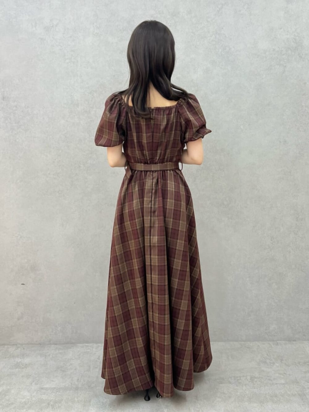 ブラック系のパンプス、レッド系のワンピースを着用したレディースの夏コーディネートの3枚目の写真