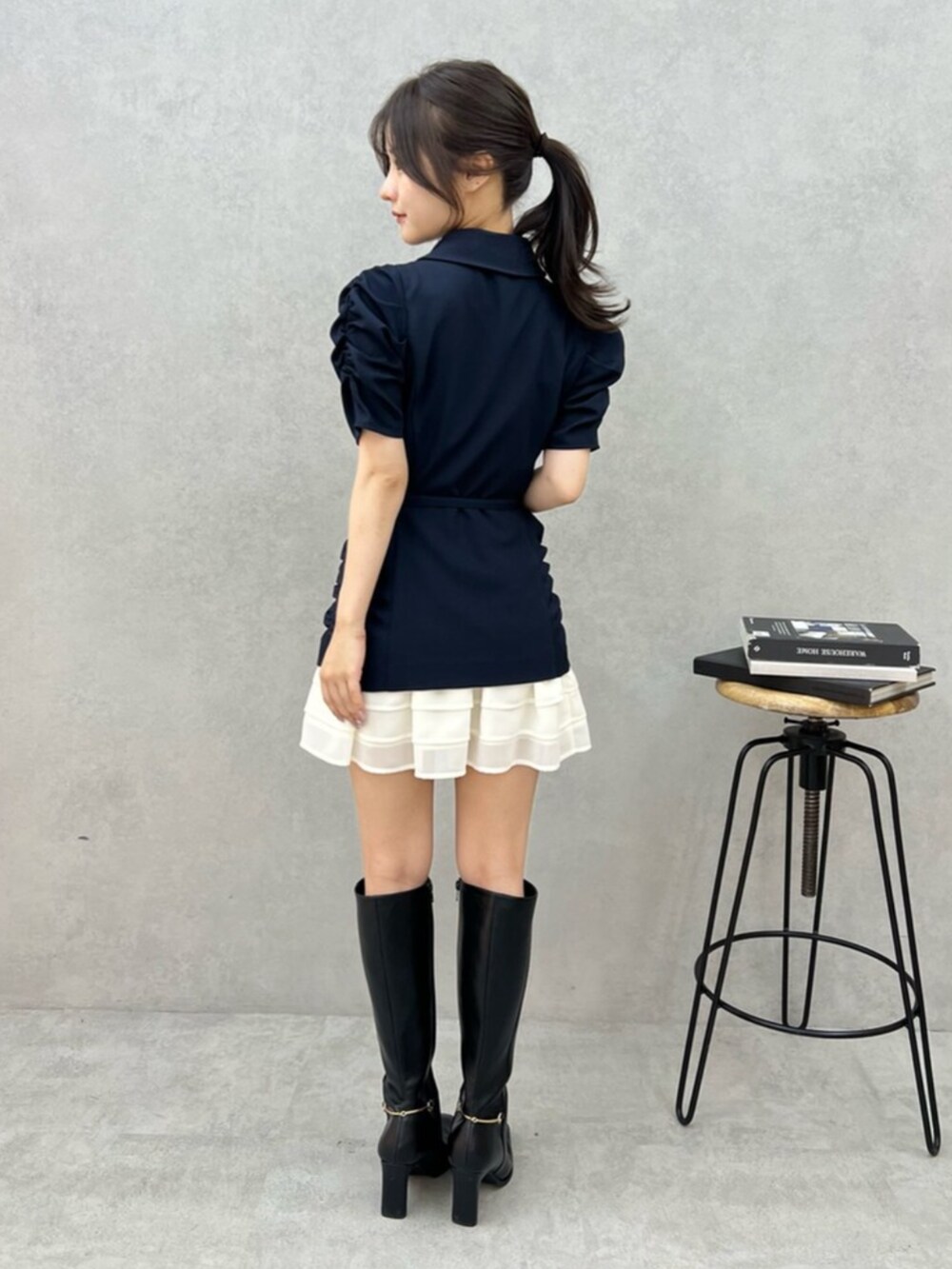 ブルー系のワンピース、ブラック系のブーツを着用したレディースの夏コーディネートの4枚目の写真