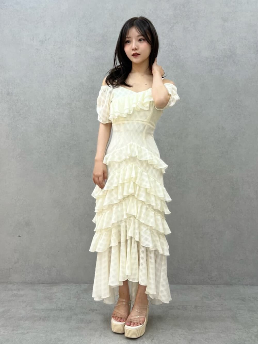 ホワイト系のサンダル、ホワイト系のワンピースを着用したレディースの夏コーディネートの2枚目の写真