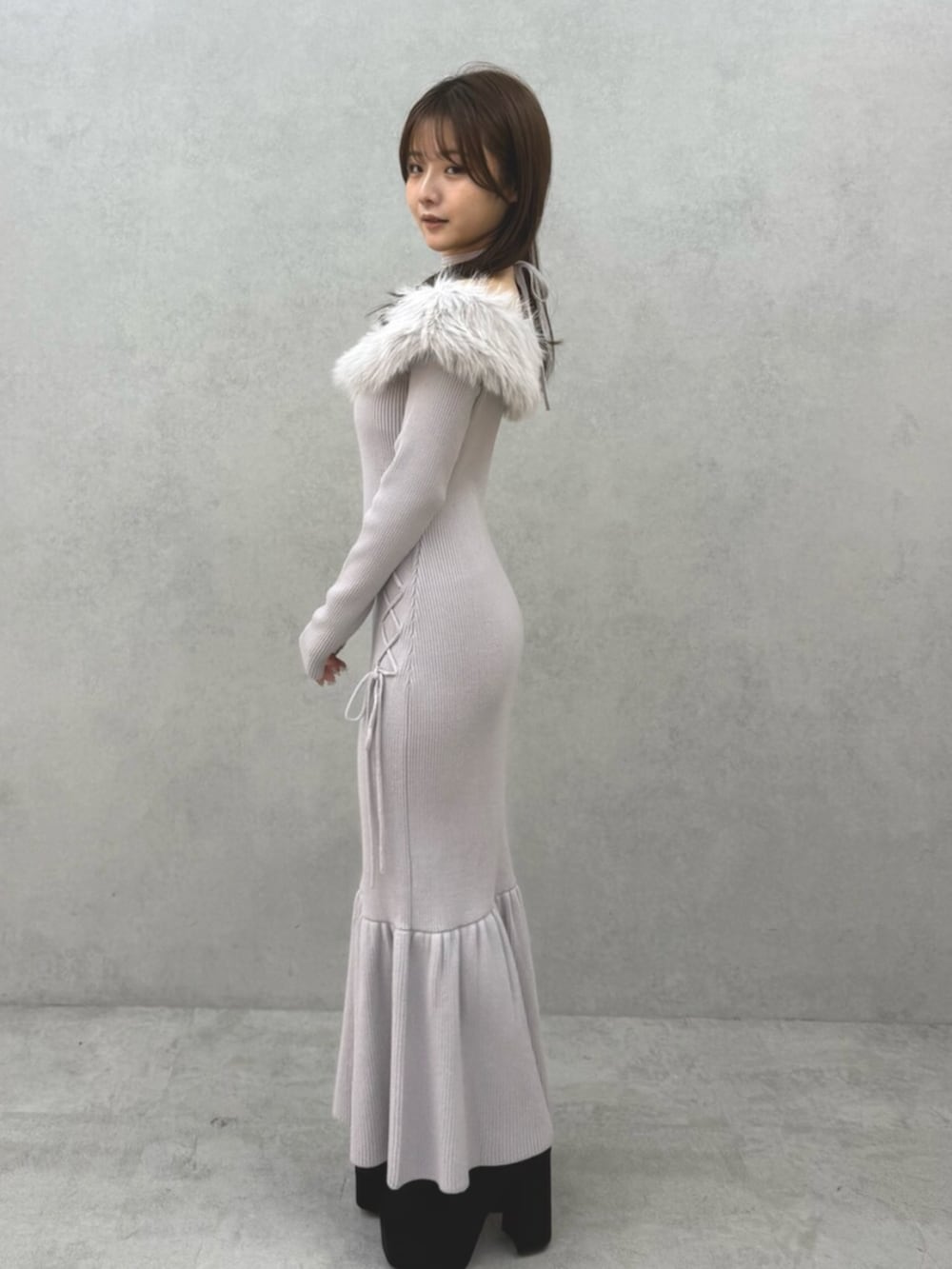 その他のブーツ、パープル系のワンピースを着用したレディースの秋コーディネートの2枚目の写真