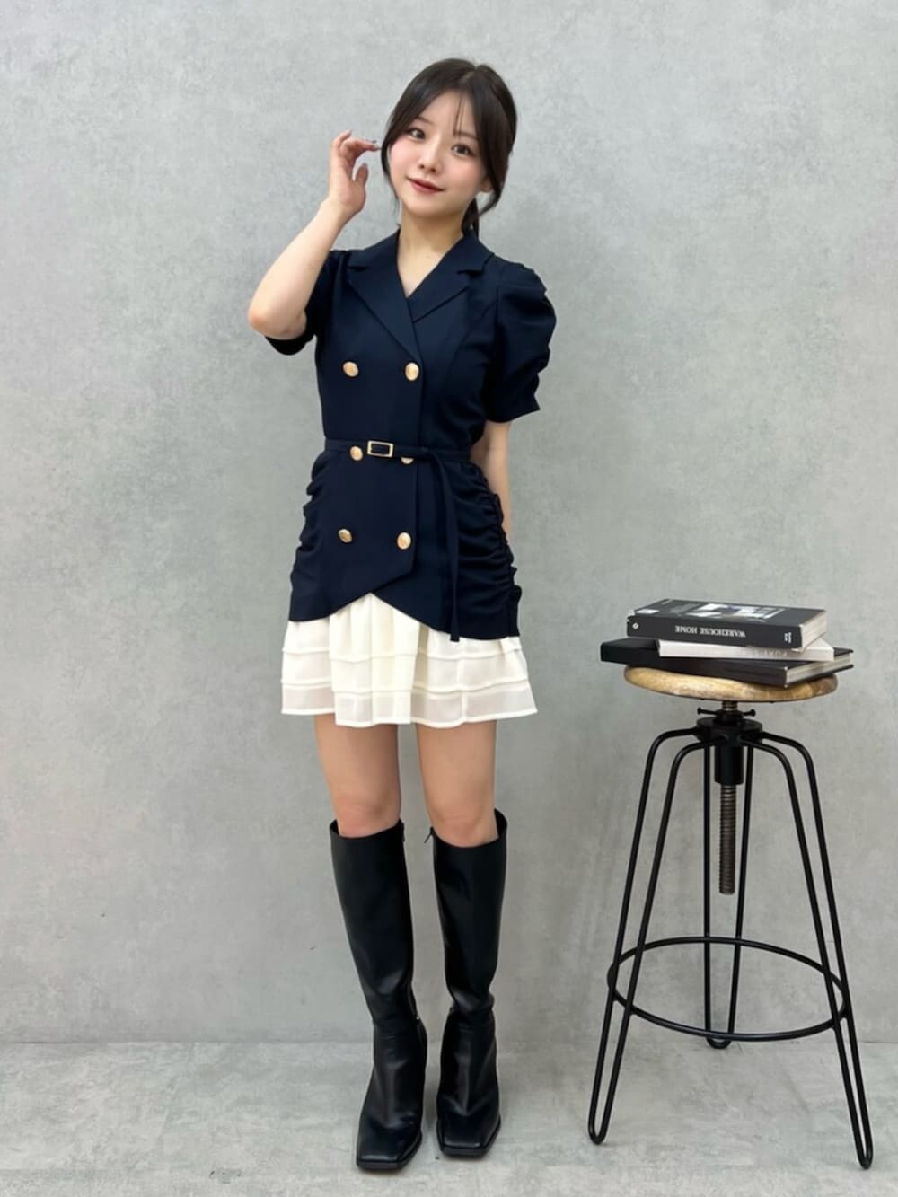 ブルー系のワンピース、ブラック系のブーツを着用したレディースの夏コーディネートの3枚目の写真