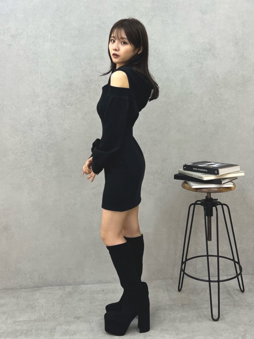 ブラック系のワンピース、その他のブーツを着用したレディースの夏コーディネートの2枚目の写真