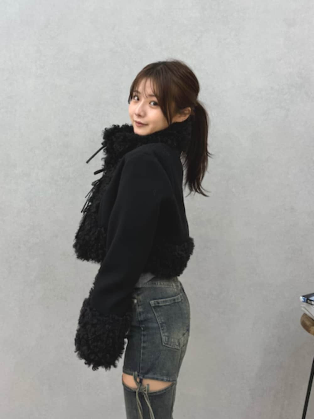 ブルー系のデニムパンツ、ブラック系のブルゾンを着用したレディースの秋コーディネートの2枚目の写真