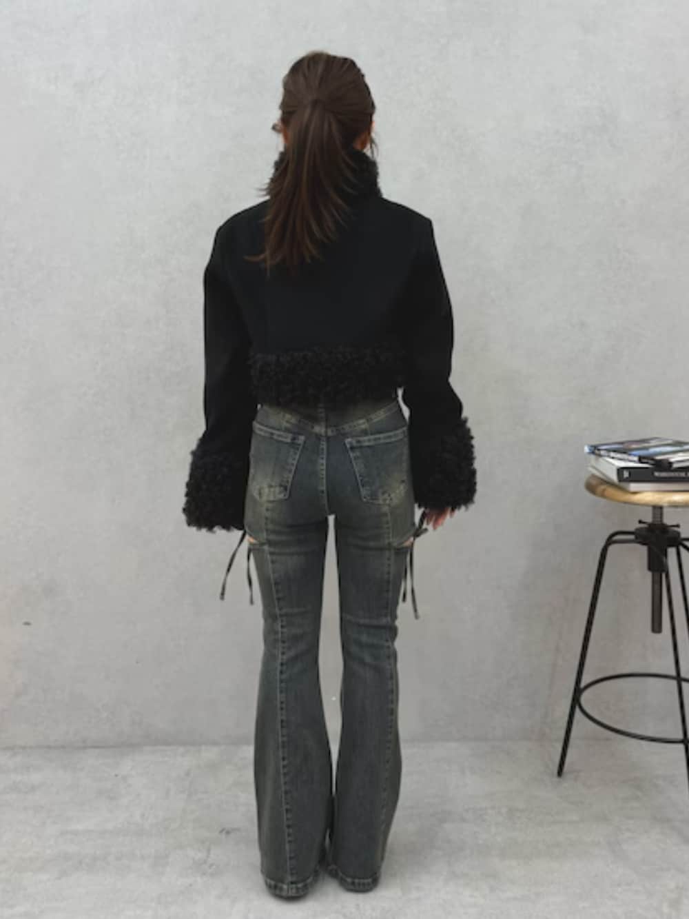 ブルー系のデニムパンツ、ブラック系のブルゾンを着用したレディースの秋コーディネートの3枚目の写真