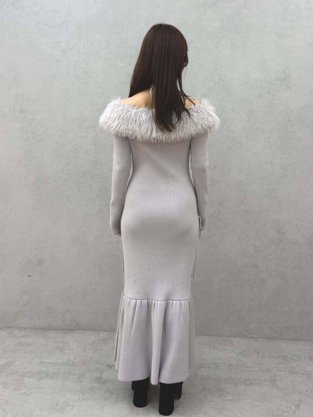 その他のブーツ、パープル系のワンピースを着用したレディースの秋コーディネートの3枚目の写真