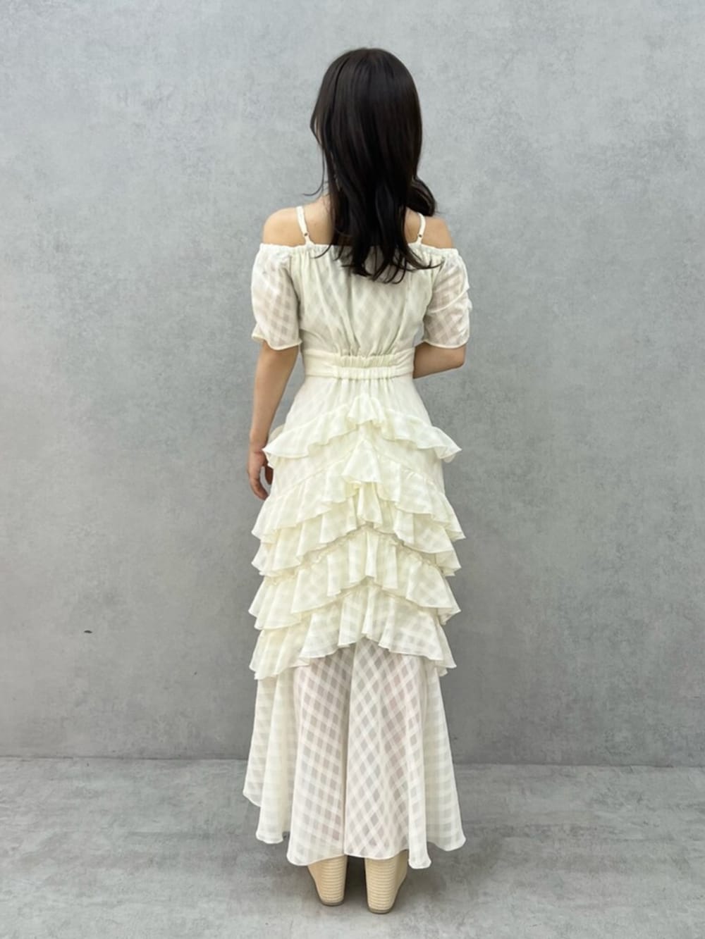 ホワイト系のサンダル、ホワイト系のワンピースを着用したレディースの夏コーディネートの3枚目の写真